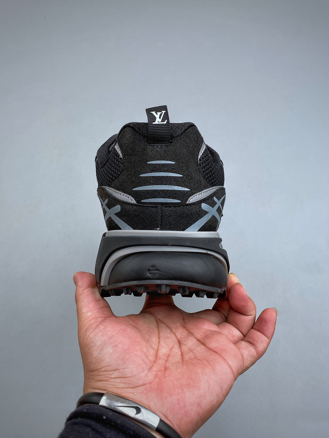N Lv Tatic Runner Tatic Runner系列厚底老爹鞋,是品牌近年推出的复古运动风鞋款,主打街头潮流 N Lv Tatic Runner Tatic Runner系列厚底老爹鞋,是品牌近年推出的复古运动风鞋款,主打街头潮流