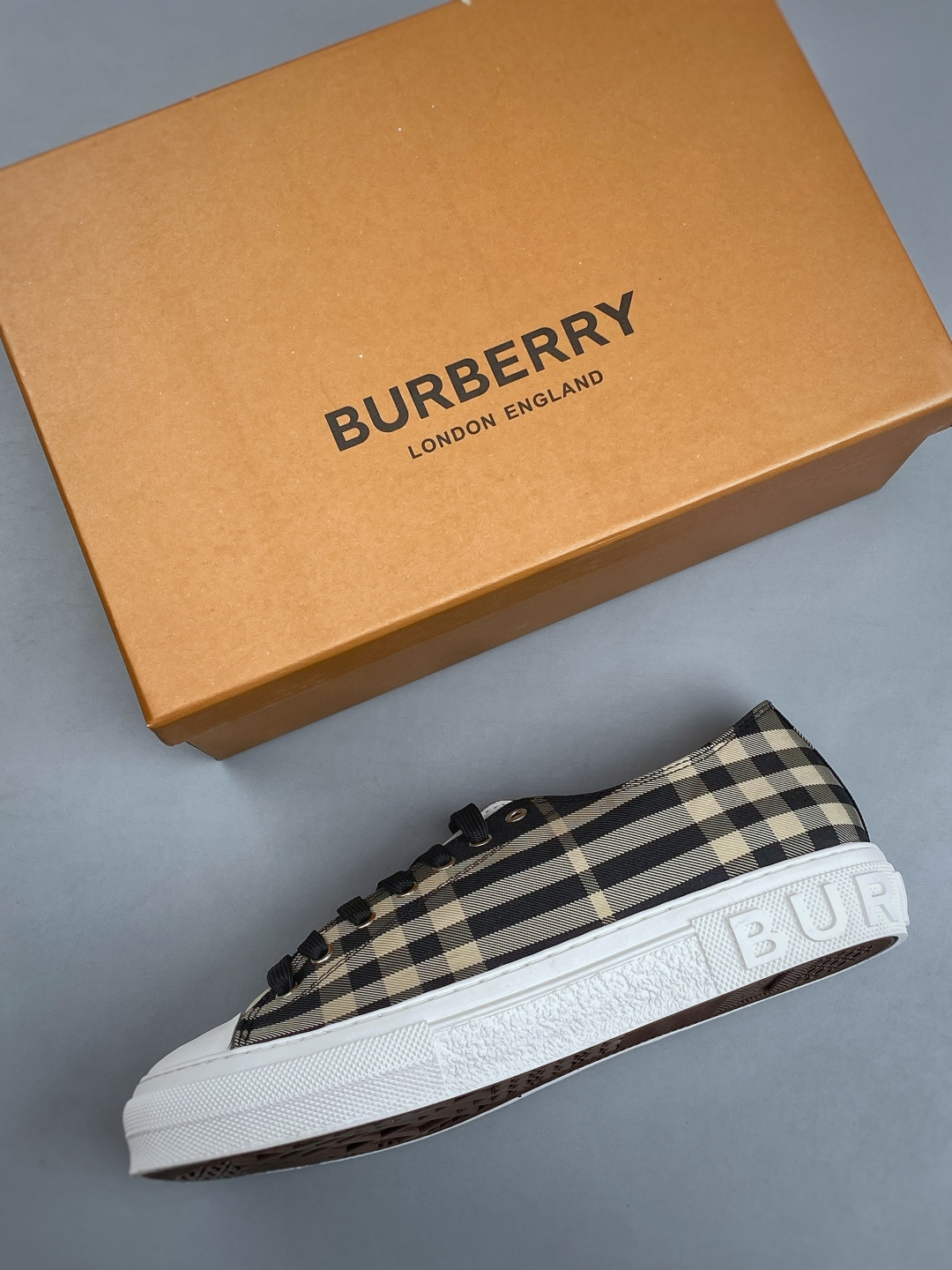 N 巴宝莉新款板鞋 Burberry Vintage 经典时尚 百搭 休闲运动鞋 市场独家高端无胶工艺 全新亮相 可对比 N 巴宝莉新款板鞋 Burberry Vintage 经典时尚 百搭 休闲运动鞋 市场独家高端无胶工艺 全新亮相 可对比