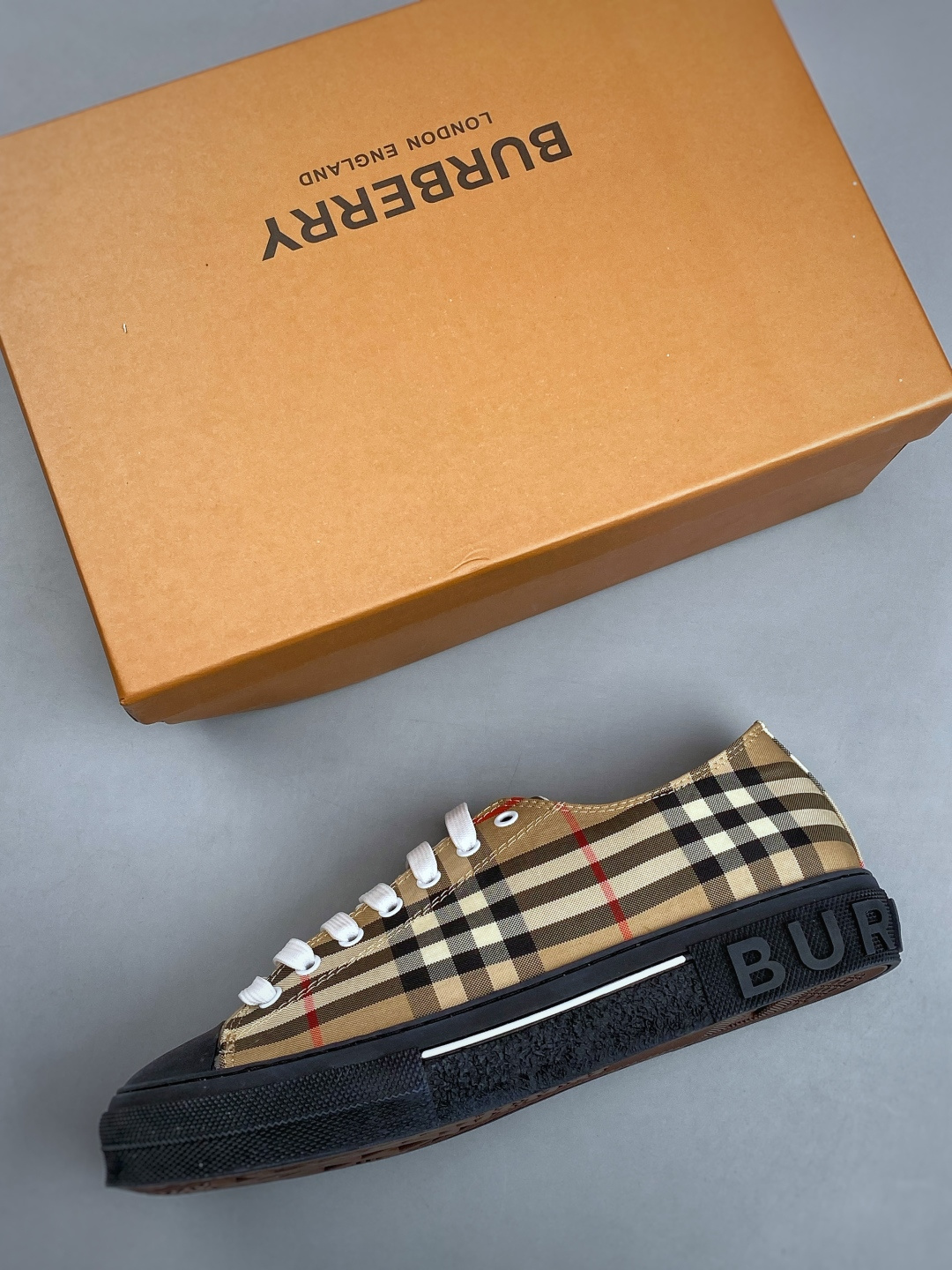 N 巴宝莉新款板鞋 Burberry Vintage 经典时尚 百搭 休闲运动鞋 市场独家高端无胶工艺 全新亮相 可对比 N 巴宝莉新款板鞋 Burberry Vintage 经典时尚 百搭 休闲运动鞋 市场独家高端无胶工艺 全新亮相 可对比