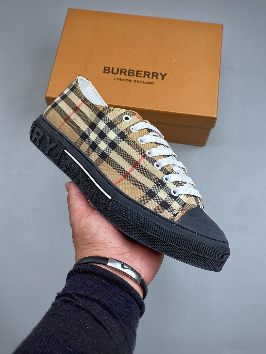 N 巴宝莉新款板鞋 Burberry Vintage 经典时尚 百搭 休闲运动鞋 市场独家高端无胶工艺 全新亮相 可对比 N 巴宝莉新款板鞋 Burberry Vintage 经典时尚 百搭 休闲运动鞋 市场独家高端无胶工艺 全新亮相 可对比