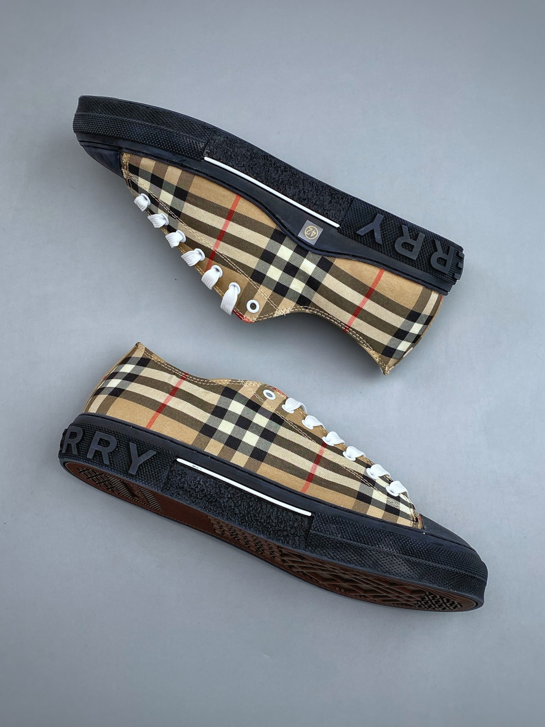 N 巴宝莉新款板鞋 Burberry Vintage 经典时尚 百搭 休闲运动鞋 市场独家高端无胶工艺 全新亮相 可对比 N 巴宝莉新款板鞋 Burberry Vintage 经典时尚 百搭 休闲运动鞋 市场独家高端无胶工艺 全新亮相 可对比