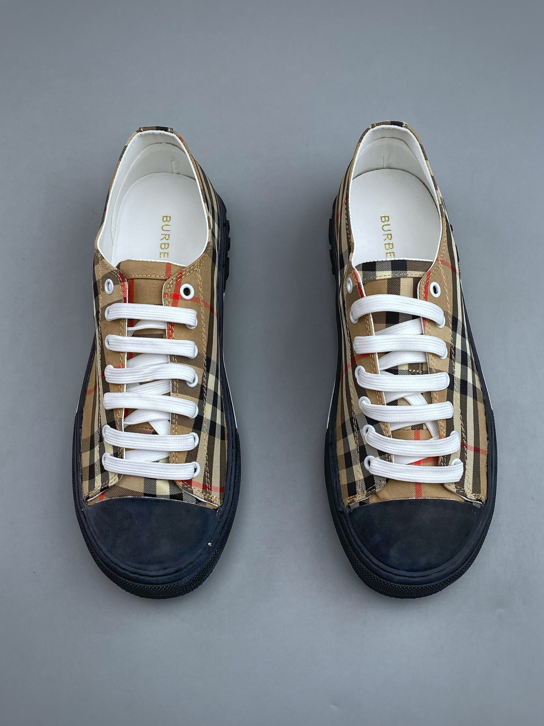 N 巴宝莉新款板鞋 Burberry Vintage 经典时尚 百搭 休闲运动鞋 市场独家高端无胶工艺 全新亮相 可对比 N 巴宝莉新款板鞋 Burberry Vintage 经典时尚 百搭 休闲运动鞋 市场独家高端无胶工艺 全新亮相 可对比