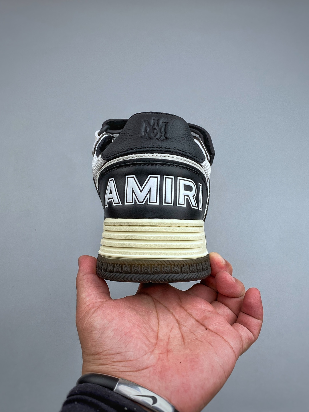 P AMIRI 埃米尔Ma Skyline 牛皮革 复古篮球风格 圆头魔术贴 低帮 板鞋 原鞋复刻开发,头层牛皮材质 潮 P AMIRI 埃米尔Ma Skyline 牛皮革 复古篮球风格 圆头魔术贴 低帮 板鞋 原鞋复刻开发,头层牛皮材质 潮