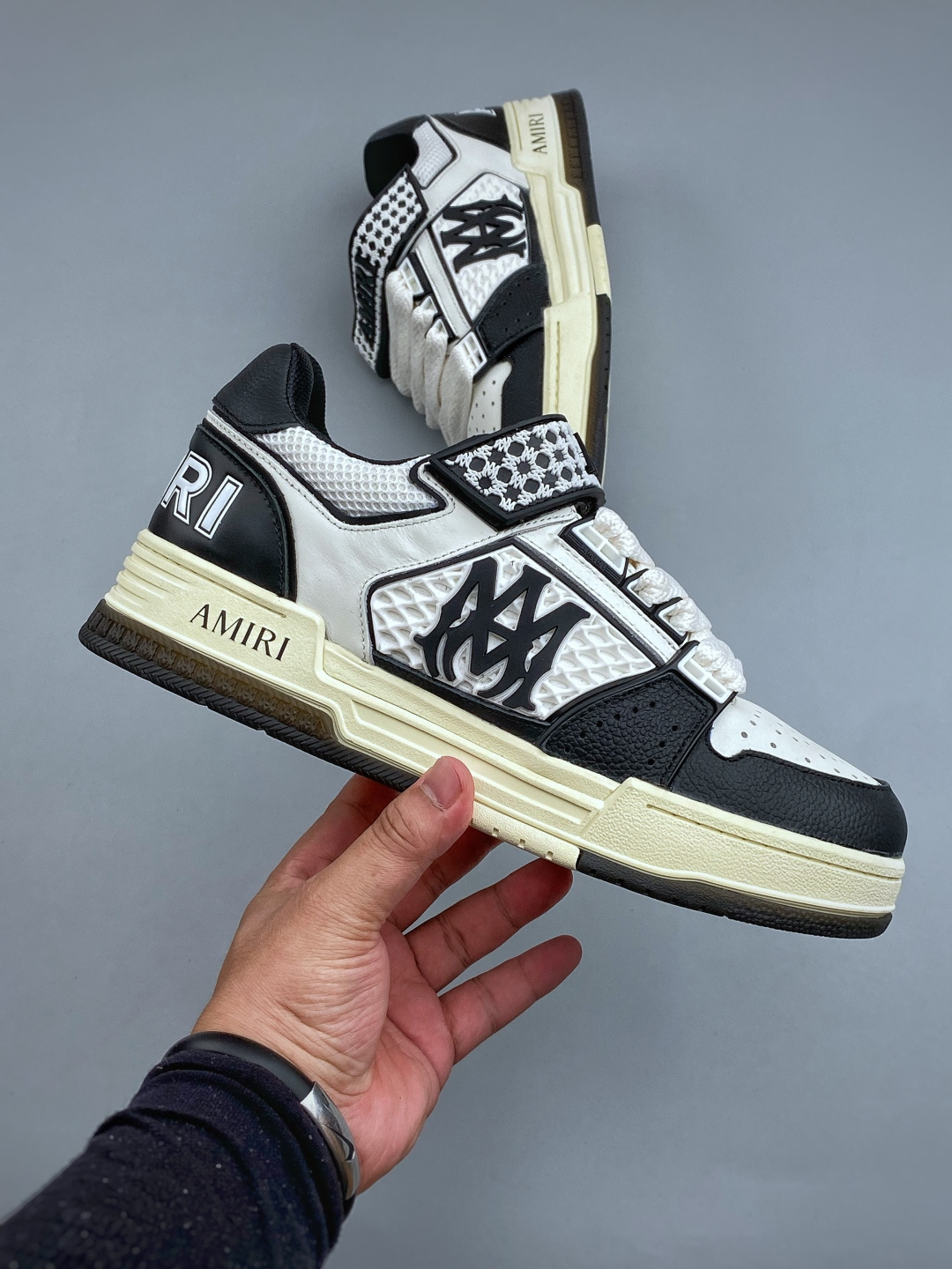 P AMIRI 埃米尔Ma Skyline 牛皮革 复古篮球风格 圆头魔术贴 低帮 板鞋 原鞋复刻开发,头层牛皮材质 潮 P AMIRI 埃米尔Ma Skyline 牛皮革 复古篮球风格 圆头魔术贴 低帮 板鞋 原鞋复刻开发,头层牛皮材质 潮