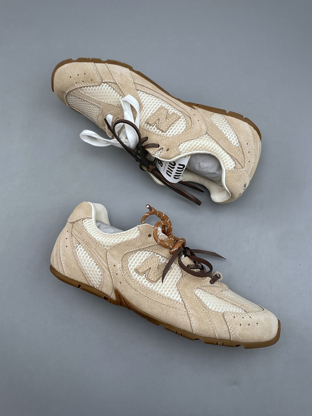 P 顶级礼盒版本 Miu Miu缪缪 x New Balance NB530 银色联名复古运动休闲阿甘德训鞋 原版开发从 P 顶级礼盒版本 Miu Miu缪缪 x New Balance NB530 银色联名复古运动休闲阿甘德训鞋 原版开发从