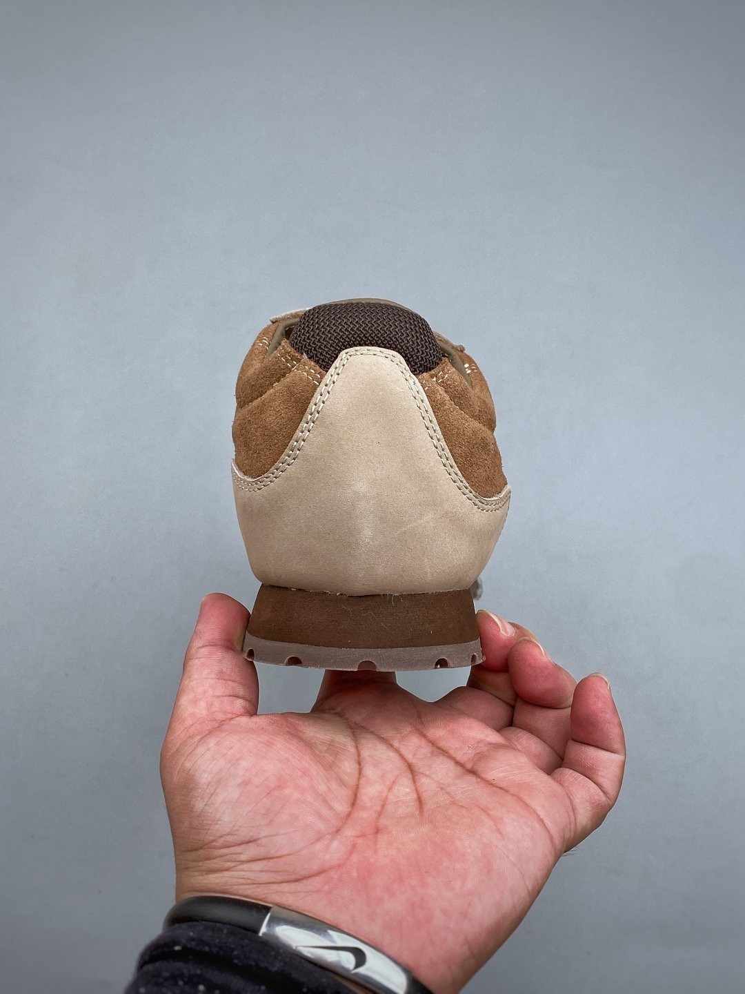 P国潮当红设计师品牌Ummcor 户外复古登山鞋✨太酷了 颜值和实力同时在线 反毛皮面料质感拉满，做工细节看得见 鞋头防