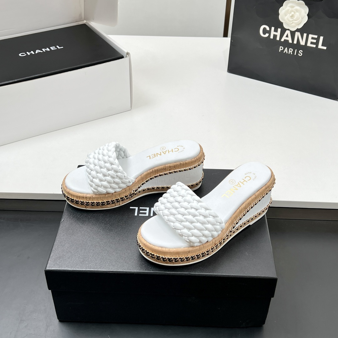 NO:165898,【】 Higher version!  !  Too beautiful Chanel's new chain thick sole high heel waterproof platform high sandals slippers are really beautiful!  Chanel is a summer color. A must-have for fairies. I like this pair of shoes so much. Chanel 25P wedge thick-soled waterproof platform thick-heeled sandals. Everyone must have a pair of them in summer. Each color is very white~ Make the skin look clearer. You can feel it when you wear these shoes. Classic chain leather design size 35~39 (customized for 40/41, no return or replacement), slippers, chanel, chanel, sandals, slippers19860909【】 高版本！！太美啦Chanel新款链条厚底高跟防水台高凉鞋 拖鞋 真的太美啦吧！ 香奈儿属于夏天的颜色 仙女必备爆款 太喜欢这双鞋了 Chanel 25P坡跟厚底防水台粗跟高跟凉鞋 夏天必须人手一双 每个色系都很显白～ 让皮肤看起来更加清透 穿上这双鞋就能感受到 经典链条皮条设计 size 35~39（40/41定做、不退不换）,拖鞋,chanel,chanel,sandals,slippers,Women's Shoes