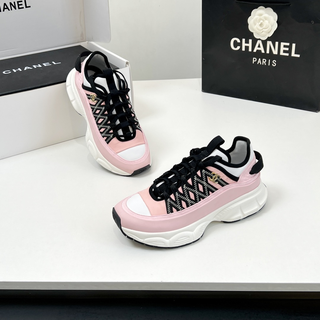 NO:165927,【Latest Model】Top Quality!  Overseas version!  Chanel CHANEL 25sshuo wide-style dad shoes series sneakers. Major bloggers social daily promotions. I’m sure the details of my home. This new model is so close to my eyes. It looks beautiful with her feet. It is a casual casual sports style. It is cool and natural. It interprets Chanel’s fashionable feminine temperament. Overall customization makes all sports models on the market at that time obsolete. This series is now on sale~ Original cowhide upper (multi-material splicing) Large sole original open mold TPU combination sole Size35-40 (40 and 41 custom made without return and exchange) Delivery counter exquisite packaging, casual shoes/sports shoes, chanel, chanel, sneakers, cowhide19860909【最新款】 顶级品质！海外版！香奈儿 CHANEL 25sshuo阔型老爹鞋系列运动鞋 各大博主社交日推款 认准我家细节实拍 这季新款简直闭眼入,上脚狂好看,率性的休闲运动风,飒爽又自然,演绎香奈儿的时髦女性气质 整体定制令当时市面上的所有运动款变得过时,本系列现已登陆发售～ 鞋面原版牛皮（多材质拼接） 大底原版开模TPU组合大底 Size35-40（40、41定做不退换) 配送专柜精美包装,休闲鞋/运动鞋,chanel,chanel,sneakers,cowhide,Women's Shoes
