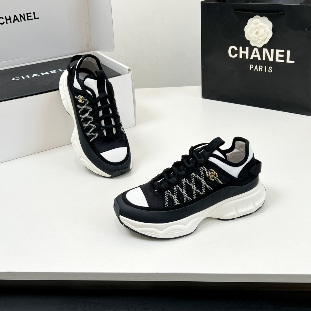 NO:165930,【Latest Model】Top Quality!  Overseas version!  Chanel CHANEL 25ss wide-style dad shoes series sports shoes major bloggers social daily promotions, real photos of my home details. This new model is simply closed and looks beautiful. It is casual and casual and sporty style, cool and natural, interpreting Chanel's fashionable feminine temperament. Overall customization makes all sports models on the market at that time obsolete. This series is now on sale~ Original cowhide upper (multi-material splicing) Large sole original open mold TPU combination sole Size35-40 (40 and 41 custom made without return and exchange) Delivery counter exquisite packaging, casual shoes/sports shoes, chanel, chanel, sneakers, cowhide19860909【最新款】 顶级品质！海外版！香奈儿 CHANEL 25ss阔型老爹鞋系列运动鞋 各大博主社交日推款 认准我家细节实拍 这季新款简直闭眼入,上脚狂好看,率性的休闲运动风,飒爽又自然,演绎香奈儿的时髦女性气质 整体定制令当时市面上的所有运动款变得过时,本系列现已登陆发售～ 鞋面原版牛皮（多材质拼接） 大底原版开模TPU组合大底 Size35-40（40、41定做不退换) 配送专柜精美包装,休闲鞋/运动鞋,chanel,chanel,sneakers,cowhide,Women's Shoes