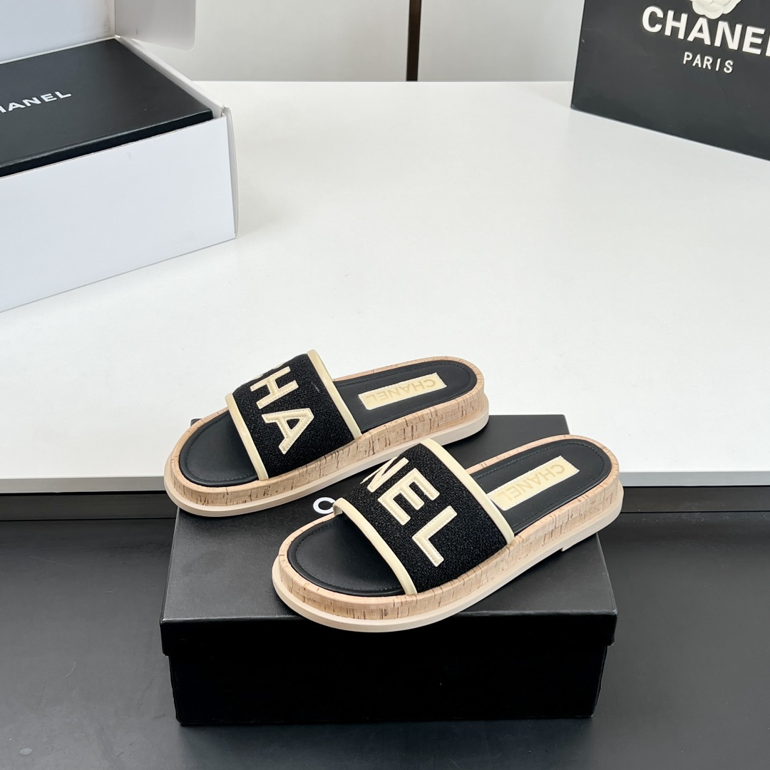 NO:165900,【Factory Out】High Version!  Chanel. Wood grain sandal slippers are a big hit counter, Mier shoes that Xiangjia girls can't resist, just blindly put in the color, super soft lambskin does not have any scratching feet on the feet, and they have practicality and good looks. This season Mier is recommended to be included, and this series is now available for sale!  !  Whoever wears a beautiful pair, it is amazing to match any combination. Beauty and comfort coexist. Choose it~ Original custom fabric for upper, mixed-bred sheepskin inside, original sole, open mold combination, size 35-39 (customized by 40/41) Original counter packaging, slippers, chanel, chanel, chanel, sandals, slippers, sheepskin19860909【工厂出】 高版本！Chanel 香奈儿.木纹底 凉鞋拖鞋 专柜大爆款,香家女孩无法抗拒的蜜儿鞋,颜色盲入就好,超柔软小羊皮上脚不存在磨脚,实用性颜值都具备了,这季蜜儿拖推荐入,本系列现已登陆发售！！ 谁穿谁美的一双 任意搭配都很绝 美感与舒适度并存 就选它～ 鞋面原版定制面料 内里混种羊皮 大底原版开模组合大底 码数35-39（40/41定做） 专柜原版包装,拖鞋,chanel,chanel,chanel,sandals,slippers,sheepskin,Women's Shoes