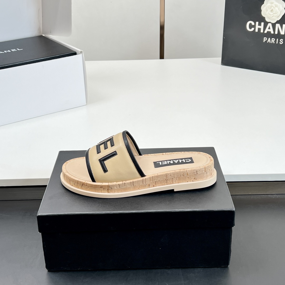 NO:165902,【Factory Out】High Version!  Chanel. Wood grain sandal slippers are a big hit counter, Mier shoes that Xiangjia girls can't resist, just blindly put in the color, super soft lambskin does not have any scratching feet on the feet, and they have practicality and good looks. This season Mier is recommended to be included, and this series is now available for sale!  !  Whoever wears a beautiful pair, any combination is amazing, beauty and comfort coexist, choose it~ Original custom fabric of upper, original custom inner lining, original open mold combination, size 35-39 (customized by 40/41) Original counter packaging, slippers, chanel, chanel, chanel, sandals, slippers, sheepskin19860909【工厂出】 高版本！Chanel 香奈儿.木纹底 凉鞋拖鞋 专柜大爆款,香家女孩无法抗拒的蜜儿鞋,颜色盲入就好,超柔软小羊皮上脚不存在磨脚,实用性颜值都具备了,这季蜜儿拖推荐入,本系列现已登陆发售！！ 谁穿谁美的一双 任意搭配都很绝 美感与舒适度并存 就选它～ 鞋面原版定制面料 内里原版定制内里 大底原版开模组合大底 码数35-39（40/41定做） 专柜原版包装,拖鞋,chanel,chanel,chanel,sandals,slippers,sheepskin,Women's Shoes
