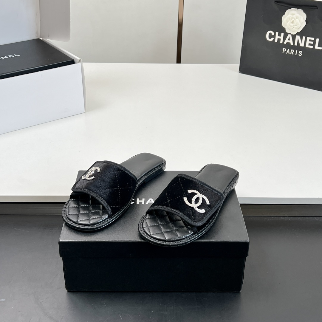 NO:165904,【】 High-version Velcro diamond button sandals Chanel slippers The spring and summer series is popular, and this season's Xiangjia small hit!  I really love it at first glance, the metal letters and diamond-shaped classic perfect match. It is really unique and is the biggest highlight of this shoe. It is eye-catching but not exaggerated. It is super cool everyday. It is super versatile no matter whether it is paired with pants or skirts. It looks good no matter how you wear it. The more you look at it, the more you like it! Original custom velvet upper, mixed-bred sheepskin inside, outsole Italian leather outsole Size35-39 (40 41 custom made without return or exchange), slippers, chanel, chanel, chanel, slippers, skirts, sheepskin, Leather soles19860909【】 高版本 魔术贴钻扣凉拖鞋 chanel 香奈儿 拖鞋 春夏系列火爆上新,这一季香家小爆款！ 真的一眼爱了,金属字母及菱格经典完美搭配 真的超级有个性,是这款鞋子最大的亮点,醒目而不浮夸的设计,超日常超酷, 无论搭配裤子或裙子都超级百搭,怎么穿都好看,越看越喜欢! 鞋面原版定制丝绒 内里混种羊皮  大底意大利真皮大底 Size35-39（40 41订做不退换）,拖鞋,chanel,chanel,chanel,slippers,skirts,sheepskin,Leather soles,Women's Shoes