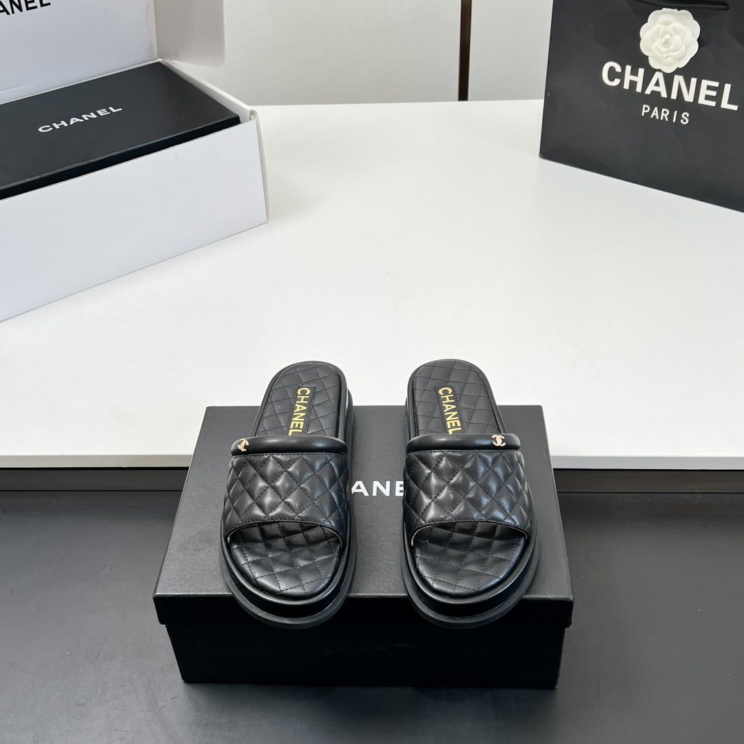 NO:165906,【】 The high-version sandals chanel chanel slippers The spring and summer series is popular, and this season's Xiangjia small hit!  I really love it at first glance, the classic combination of metal letters and diamonds is perfect. It is really unique and is the biggest highlight of this shoe. It is eye-catching but not exaggerated. It is super cool everyday. It is super versatile no matter whether it is paired with pants or skirts. It looks good no matter how you wear it. The more you look at it, the more you like it! Original custom fabric of upper, mixed-bred sheepskin, outsole rubber combination sole Size35-39 (40 41 custom made without return or exchange), slippers, chanel, chanel, chanel, slippers, skirts, sheepskin19860909【】 高版本凉拖鞋 chanel 香奈儿 拖鞋 春夏系列火爆上新,这一季香家小爆款！ 真的一眼爱了,金属字母及菱格经典完美搭配 真的超级有个性,是这款鞋子最大的亮点,醒目而不浮夸的设计,超日常超酷, 无论搭配裤子或裙子都超级百搭,怎么穿都好看,越看越喜欢! 鞋面原版定制面料 内里混种羊皮  大底橡胶组合大底 Size35-39（40 41订做不退换）,拖鞋,chanel,chanel,chanel,slippers,skirts,sheepskin,Women's Shoes