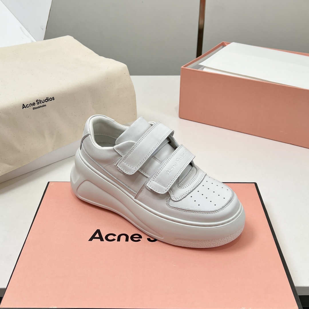 NO:239732,[Pure white background] High-version!  The latest thick-soled casual Velcro smiley white shoes in the hot counter If you are tired of wearing Celine thick-soled, then try this thick-soled from Acne!  !  Too easy to wear and too lightweight!  Thick sole 6.5 is definitely a leg-pulling shape. Classic smiling white shoes. The leather is delicate and shiny. The elasticity and softness are quite good. The cost of imported calfskin is much higher than that of ordinary calfskin!  Original foamed sole (very lightweight) has good cushioning ability and is not easy to wear off. Size35-40 (40 custom made without return or exchange), casual shoes/sports shoes, acne studios, celine, sneakers, cowhide19860909【纯白白底】 高版本 ！ 爆款专柜最新厚底休闲魔术贴笑脸小白鞋 如果你穿腻了Celine厚底 那一点要试试Acne的这款厚底！！太好穿 太轻便了！厚底6.5妥妥拉腿型 经典笑脸小白鞋 皮质细腻有光泽 弹性和柔软度都相当好,进口小牛皮成本比普通牛皮高出许多！原版发泡大底（非常轻便）走路缓冲性很好不容易累脚 Size35-40（40订做不退换）,休闲鞋/运动鞋,acne studios,celine,sneakers,cowhide,Women's Shoes