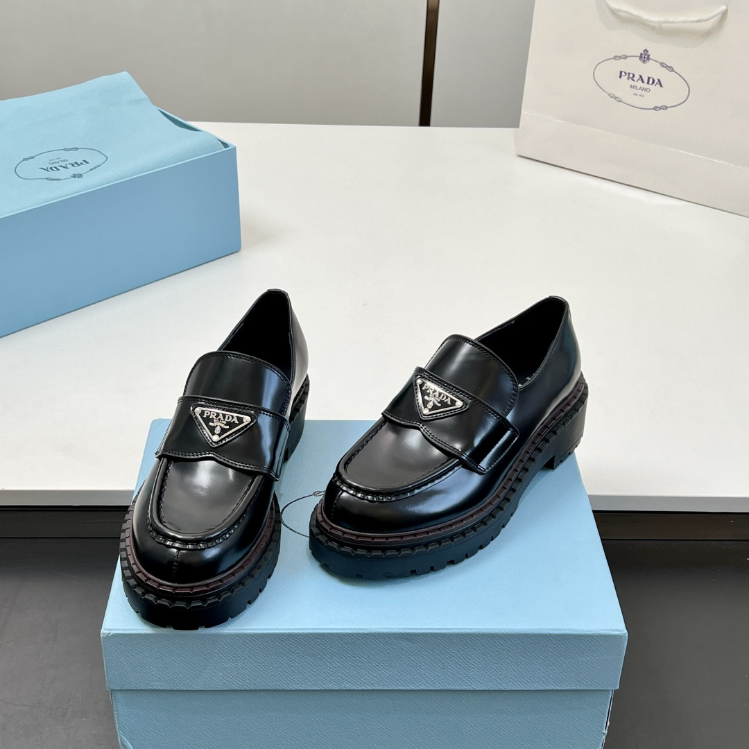 NO:466332,[Couple Style] 20 for women and men (open edge beads) PRADA new triangular standard sponge cake shoes!  Small leather shoes and loafers are invincible and beautiful, with a variety of combinations. They can be worn casually and can be controlled firmly. Hold's various outfits are the soul of summer. I'll take a real photo of my details (correct version, original imported beaded beaded cowhide/beef patent leather fabric, original molded sponge cake sole) Fabric beaded beaded cowhide (matte surface) inner cowhide inner lining original molded sole size women's 35-39 (40, 41 custom made no return or replacement) men's 39-46 (45, 46 custom made no return or replacement) counter exquisite packaging, loafers, prada, prada, loafers, cowhide19860909【情侣款】女男20（开边珠） PRADA 普拉达走秀新品三角标松糕鞋！小皮鞋、乐福鞋 上脚无敌好看简直万种搭配, 随意穿搭拿捏的稳稳的,hold的各种穿搭场合 简直就是夏天的灵魂绝配. 认准我家细节实拍（正确版本、原版进口开边珠牛皮/牛漆皮面料、原版开模松糕大底） 面料开边珠牛皮（哑光面） 内里牛皮内里 大底原版开模大底 尺码女35-39（40、41定做不退不换） 男39-46（45、46定做不退换） 专柜精美包装,乐福鞋,prada,prada,loafers,cowhide,Women's Shoes