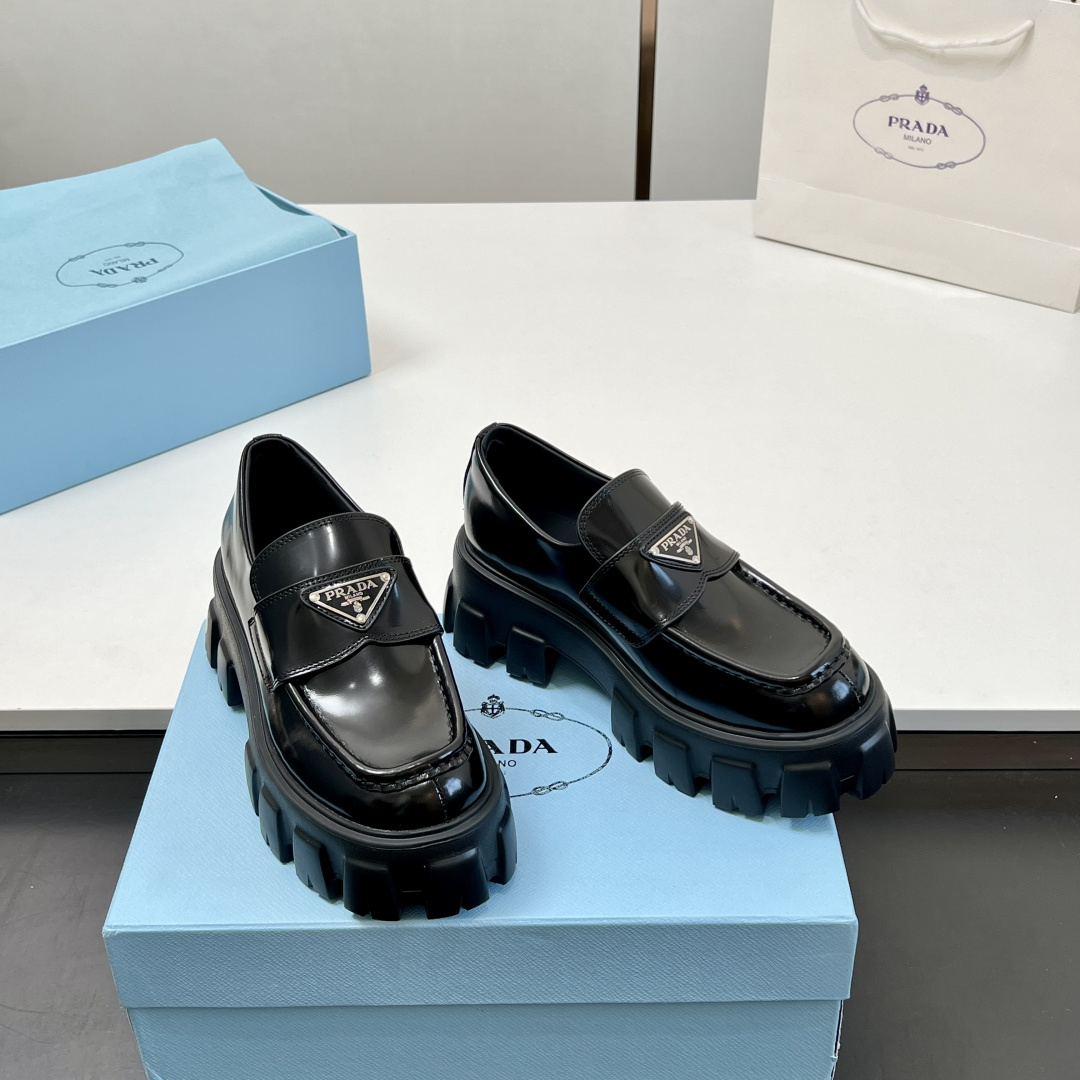 NO:466345,[Couple Style] 20 for women and men (open edge beads) PRADA new triangular standard sponge cake shoes!  Small leather shoes and loafers are invincible and beautiful, with a variety of combinations. They can be worn casually and can be controlled firmly. Hold's various outfits are the soul of summer. I'll take a real photo of my details (correct version, original imported beaded beaded cowhide/beef patent leather fabric, original molded sponge cake sole) Fabric beaded beaded cowhide (matte surface) inner cowhide inner lining original molded sole size women's 35-39 (40, 41 custom made no return or replacement) men's 39-46 (45, 46 custom made no return or replacement) counter exquisite packaging, loafers, prada, prada, loafers, cowhide19860909【情侣款】女男20（开边珠） PRADA 普拉达走秀新品三角标松糕鞋！小皮鞋、乐福鞋 上脚无敌好看简直万种搭配, 随意穿搭拿捏的稳稳的,hold的各种穿搭场合 简直就是夏天的灵魂绝配. 认准我家细节实拍（正确版本、原版进口开边珠牛皮/牛漆皮面料、原版开模松糕大底） 面料开边珠牛皮（哑光面） 内里牛皮内里 大底原版开模大底 尺码女35-39（40、41定做不退不换） 男39-46（45、46定做不退换） 专柜精美包装,乐福鞋,prada,prada,loafers,cowhide,Women's Shoes