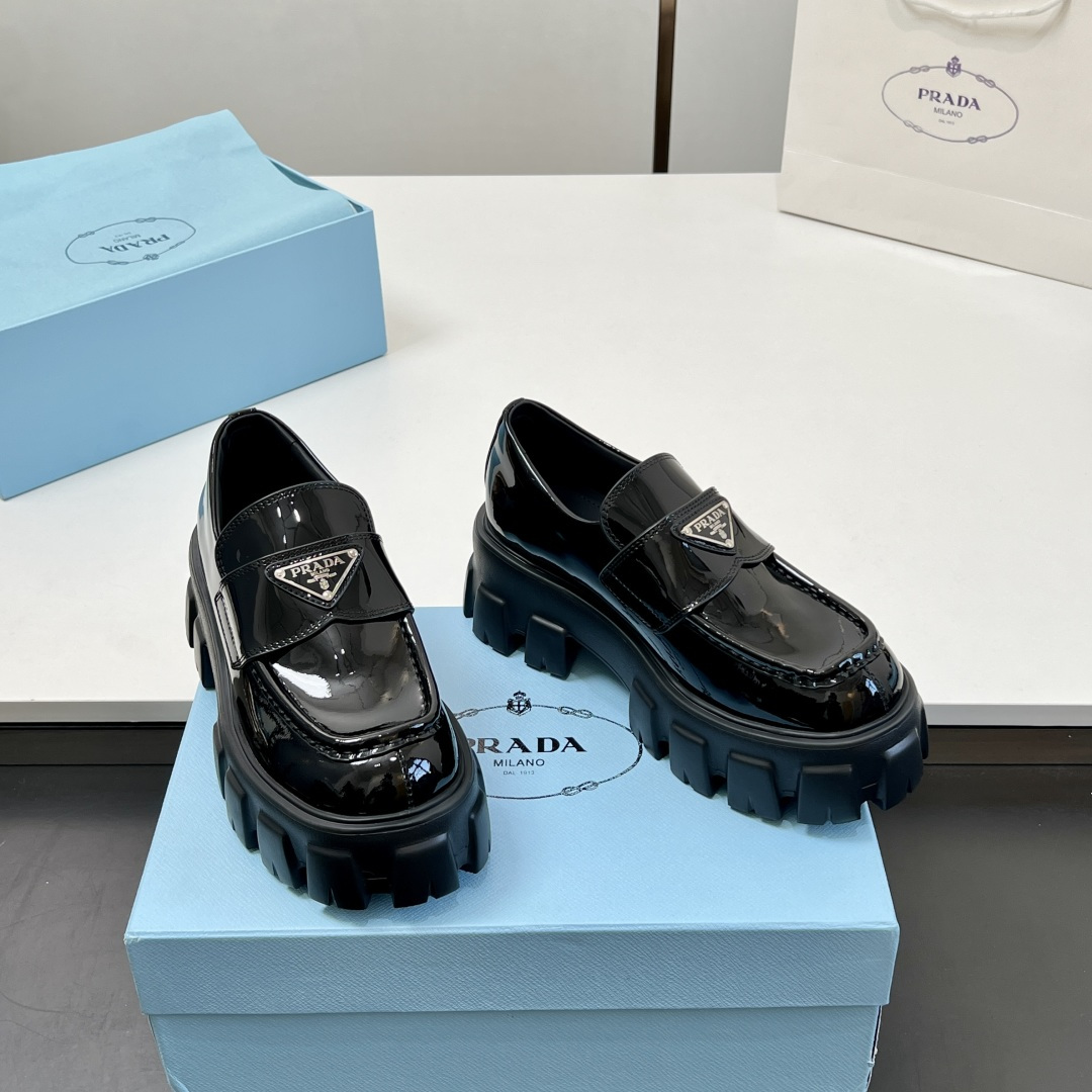 NO:466338,[Couple Model] 20 for women and men (cow patent leather) PRADA new product triangle standard sponge shoes!  Small leather shoes and loafers are invincible and beautiful, with a variety of combinations. They can be worn casually and can be controlled firmly. Hold's various outfits are the perfect match for summer. I'll see the details of my home (correct version, original imported beaded cowhide/beef patent leather fabric, original molded sponge cake sole) fabric beef patent leather (glossy side) inner cowhide inner lining original molded sole size women's 35-39 (40, 41 custom made no return or replacement) men's 39-46 (45, 46 custom made no return or replacement) counter exquisite packaging, loafers, prada, prada, loafers, cowhide19860909【情侣款】女男20（牛漆皮） PRADA 普拉达走秀新品三角标松糕鞋！小皮鞋、乐福鞋 上脚无敌好看简直万种搭配, 随意穿搭拿捏的稳稳的,hold的各种穿搭场合 简直就是夏天的灵魂绝配. 认准我家细节实拍（正确版本、原版进口开边珠牛皮/牛漆皮面料、原版开模松糕大底） 面料牛漆皮（亮光面） 内里牛皮内里 大底原版开模大底 尺码女35-39（40、41定做不退不换） 男39-46（45、46定做不退换） 专柜精美包装,乐福鞋,prada,prada,loafers,cowhide,Women's Shoes