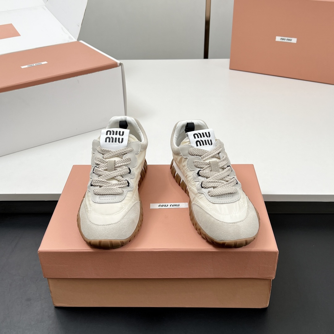 NO:233785,[Correct and higher version] Factory-made large goods shot!  Miu Miu Tyre lace-up casual sneakers, / lace-up dad shoes/Velcro Mary Jane ballet shoes. Color options include mustard yellow, gray, cream and olive green. Tyre, with a full sense of pedaling, belongs to the Miu Miu SS25 Prelude series, and is also the embodiment of the glorious Miu Miu sneakers products in recent times. Miu Miu has spared no effort in shaping shoe products this year, which makes people look forward to its future performance. Original custom cowhide, inner sheepskin, original open-moulded anti-slip rubber outsole, size 30-39 (customized for 40, 41) The counter is synchronized with the latest packaging!  ,casual shoes/sports shoes,miumiu,mary jane,sneakers,cowhide,sheepskin19860909【正确高版本】厂出 大货实拍！Miu Miu 缪缪Tyre系带休闲运动鞋、/系带老爹鞋/魔术贴玛丽珍芭蕾舞鞋.配色选项包括芥末黄、灰色、奶油色和橄榄绿.自带十足踩踏感的 Tyre 隶属于 Miu Miu SS25 Prelude 系列,也是近段时间 Miu Miu 运动鞋产品辉煌的化身.Miu Miu 今年在塑造鞋履产品层面不遗余力,不禁让人愈发期待其未来表现. 鞋面原版定制牛皮 内里羊皮 大底原版开模防滑橡胶大底 尺码30-39（40、41订做） 专柜同步最新包装！,休闲鞋/运动鞋,miumiu,mary jane,sneakers,cowhide,sheepskin,Women's Shoes