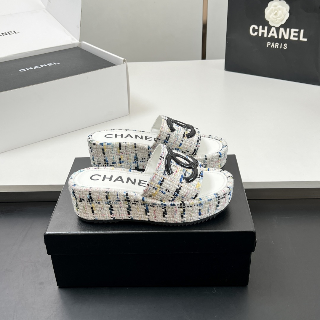 NO:233791,【】 The real shot is so beautiful Chanel new tweed thick-soled slippers heeled platform sandals. It’s really beautiful!  Chanel is a summer color, a must-have fairy style. I like this pair of shoes so much. Chanel25P sponge cake cloth-based embroidered wedge slippers. Everyone must have a pair of them in summer. Each color is very white~ Make the skin look clearer. You can feel it when you wear these shoes. Classic large C design. The feet feel soft and glutinous, and the height is absolutely 7 cm high. Don’t miss it!  size 35~39 (40 custom made, no return or replacement), slippers, chanel, chanel, slippers19860909【】 实物拍摄太美啦Chanel新款呢子厚底拖鞋坡跟防水台凉拖鞋 真的太美啦吧！ 香奈儿属于夏天的颜色 仙女必备爆款 太喜欢这双鞋了 Chanel25P松糕布面刺绣坡跟拖鞋 夏天必须人手一双 每个色系都很显白～ 让皮肤看起来更加清透 穿上这双鞋就能感受到 经典大双C设计 脚感软糯糯,7公分增高绝绝子,千万不要错过哦！ size 35~39（40定做、不退不换）,拖鞋,chanel,chanel,slippers,Women's Shoes