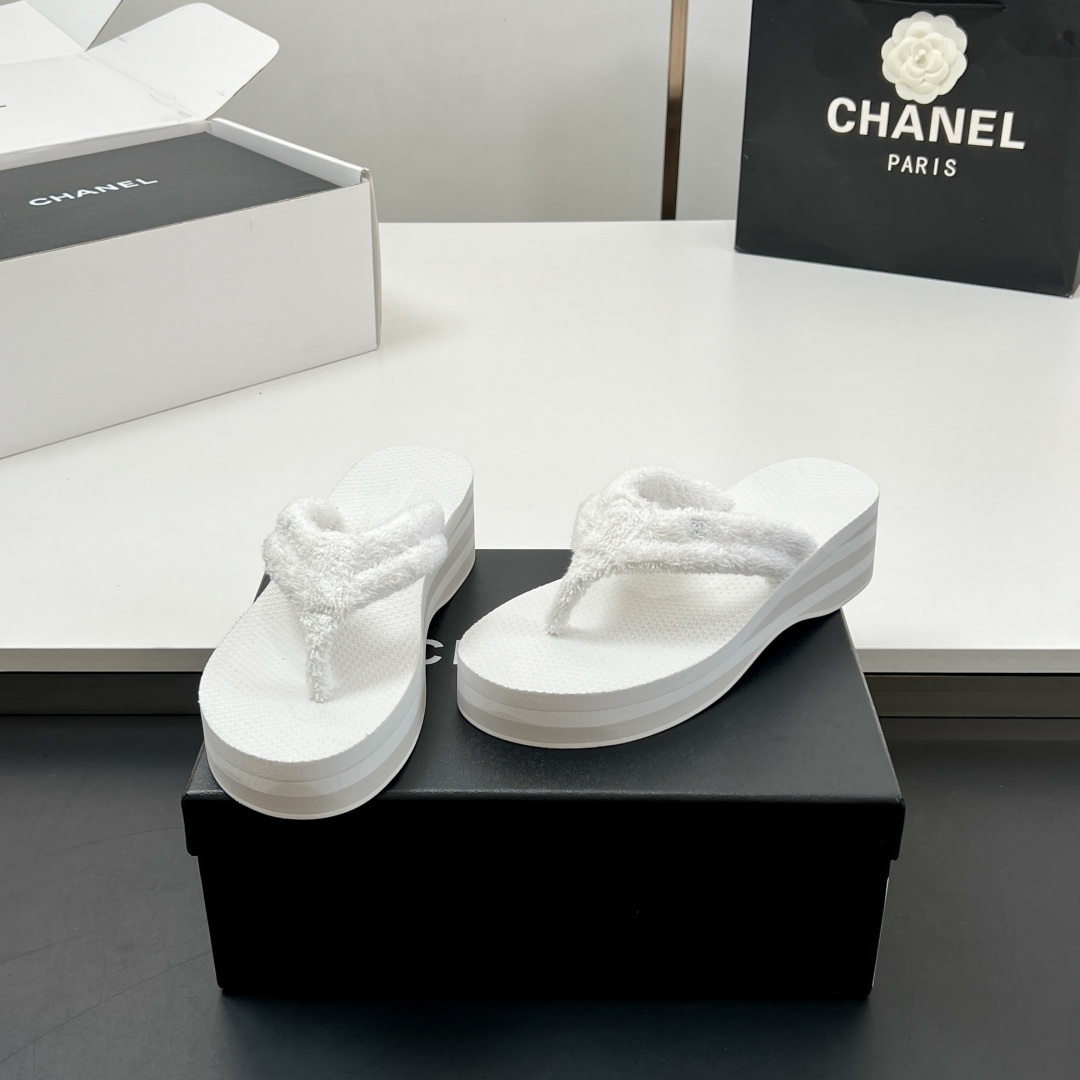 NO:233787,【】 Higher version!  The latest model in early spring 2025C, CHANEL Chanel thick-soled clamp-toe sandals, sandals, and foot-clip slippers. Grandma Xiang’s usual elegant and famous temperament is full of high-end feeling!  It’s very nice to wear barefoot or paired with skirts or trousers, it’s very versatile!  Invincible beauty!  Special fairy, I know my home's details and strengths (the counter buys the version based on the genuine 11, the details are perfect, more exquisite and durable, the foot is very pedicure-like, the key is very easy to control) Original custom cotton fabric, original large sole original mold opening ultra-light foaming sole, size 35-39 (customized for 40 and 41, no return and exchange) With genuine counter packaging, slippers, chanel, chanel, sandals, slippers, skirts19860909【】 高版本！2025C早春最新款、CHANEL 香奈儿厚底夹趾凉拖、凉鞋、夹脚拖鞋 香奶奶家一贯的优雅名媛气质 高级感十足！上脚非常nice～不管光脚穿或搭配裙装、裤装、都非常百搭！无敌美！特别仙 认准我家细节实力拍（专柜买版按正品11开发做货, 细节完美 更加精致耐看 上脚非常修脚型 重点是很好非常好驾驭） 面料原版定制棉面料 大底原版开模超轻发泡大底 尺码35-39（40、41定做、不退换） 配专柜正品包装,拖鞋,chanel,chanel,sandals,slippers,skirts,Women's Shoes