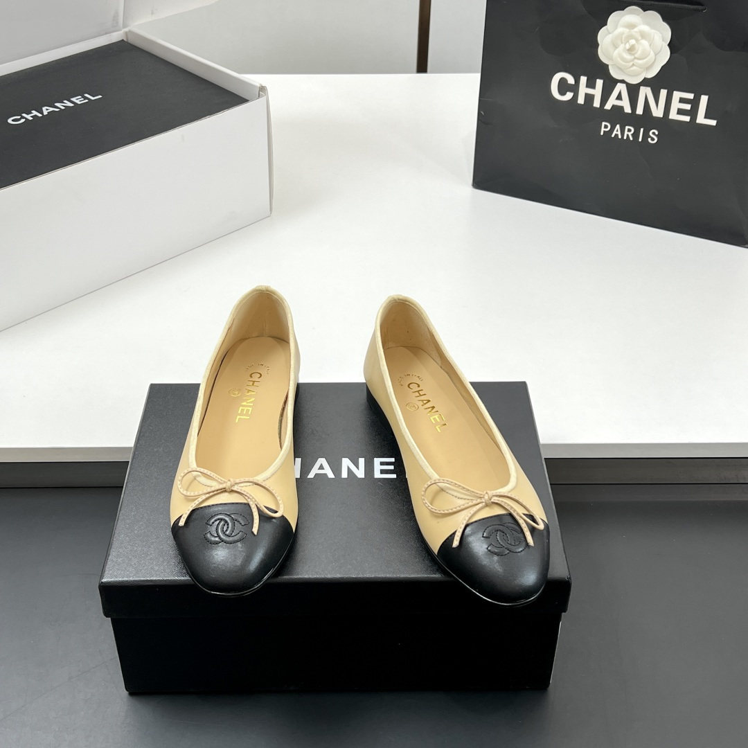 NO:233790,【High version】High version!  Xiaoxiang classic ballet shoes flat color-blocking single shoes Sling-back was released in 1957, and then two-tone design became the classic work of Chane! The two-color design is simple and exquisite, the square toe is generous and elegant, and the toe is visually elongated. The toe color produces a color difference. The rear lace-up design is simple and elegant. A pair of classic styles that can be worn for a hundred years is worth entering!! Imported sheepskin upper, imported soft sheepskin inner lining, heel height 2Cm sole, Italian leather outsole, size 35-39 (34, 40, 41, 42 customized, non-refundable) The counter is exquisitely packaged, ballet shoes, chanel, sheepskin, Leather soles19860909【高版本】 高版本！小香经典款芭蕾舞鞋平底拼色单鞋 Sling-back于1957年问世,之后two-tone设计成为chane*经典之作! 双色设计简约精美,方头大方气质,从视觉上拉长腿部线条,鞋头颜色产生了色差感,后系带设计简洁优雅,一双能穿百年的经典款,值得一入!! 鞋面进口羊皮 内里进口软性羊皮内里 跟高2Cm 鞋底意大利真皮大底 码数35-39（34、40、41、42定制不退换） 专柜全套精美包装,芭蕾舞鞋,chanel,sheepskin,Leather soles,Women's Shoes