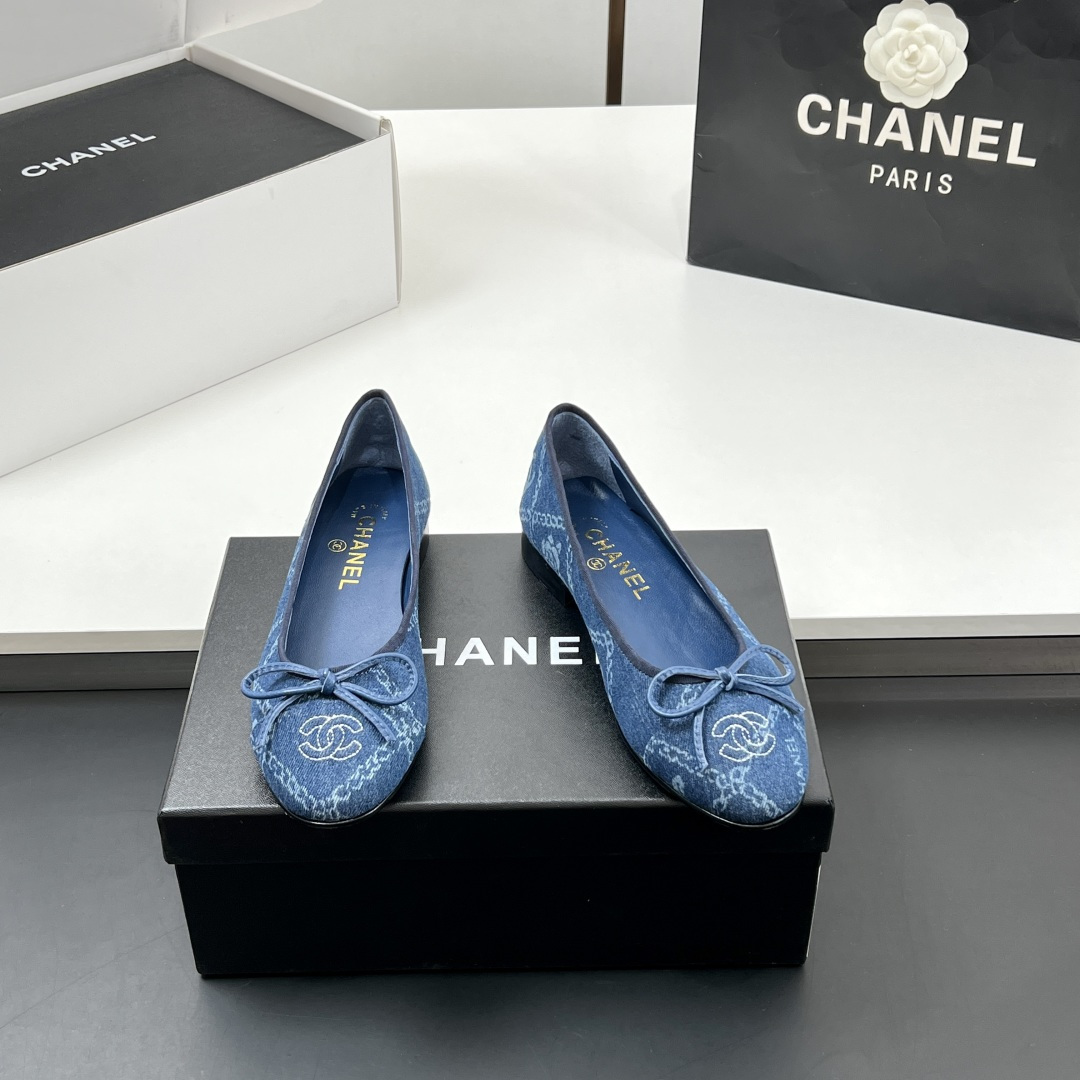 NO:233792,【High version】High version!  Xiaoxiang classic ballet shoes flat color-blocking single shoes Sling-back was released in 1957, and then two-tone design became the classic work of Chane! The two-color design is simple and exquisite, the square toe is generous and elegant, and the toe is visually lengthened. The toe color produces a color difference. The rear lace-up design is simple and elegant. A pair of classic styles that can be worn for a hundred years is worth entering!! Imported tannin denim, imported inner lining, soft sheepskin, heel height 2Cm, sole, Italian leather outsole, size 35-39 (34, 40-42 custom-made, non-return and exchange) The counter is exquisitely packaged, ballet shoes, chanel, sheepskin, Leather soles19860909【高版本】 高版本！小香经典款芭蕾舞鞋平底拼色单鞋 Sling-back于1957年问世,之后two-tone设计成为chane*经典之作! 双色设计简约精美,方头大方气质,从视觉上拉长腿部线条,鞋头颜色产生了色差感,后系带设计简洁优雅,一双能穿百年的经典款,值得一入!! 鞋面进口丹宁牛仔 内里进口软性羊皮内里 跟高2Cm 鞋底意大利真皮大底 码数35-39（34、40-42定制不退换） 专柜全套精美包装,芭蕾舞鞋,chanel,sheepskin,Leather soles,Women's Shoes