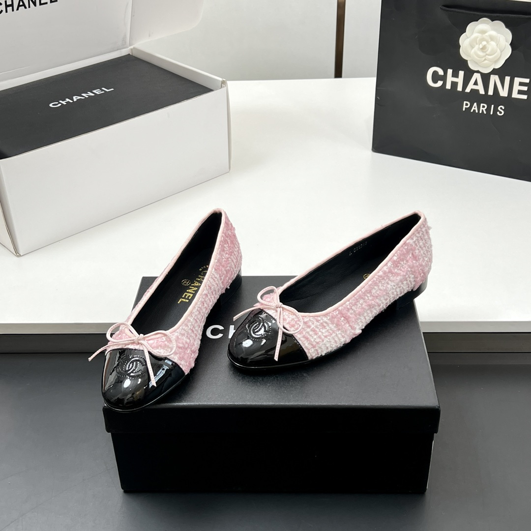 NO:233794,【High version】High version!  Xiaoxiang classic ballet shoes flat color-blocked single shoes Sling-back was released in 1957, and then two-tone design became the classic work of Chane! The two-color design is simple and exquisite, the square toe is generous and elegant, and the toe is visually lengthened. The toe color produces a color difference. The rear lace-up design is simple and elegant. A pair of classic styles that can be worn for a hundred years is worth entering!! Imported patent leather splicing cloth on the upper, imported soft sheepskin inner lining 2Cm heel height, Italian leather outsole, size 35-39 (34, 40-42 customization, no return and exchange) The counter is exquisitely packaged, ballet shoes, chanel, sheepskin, Leather soles19860909【高版本】 高版本！小香经典款芭蕾舞鞋平底拼色单鞋 Sling-back于1957年问世,之后two-tone设计成为chane*经典之作! 双色设计简约精美,方头大方气质,从视觉上拉长腿部线条,鞋头颜色产生了色差感,后系带设计简洁优雅,一双能穿百年的经典款,值得一入!! 鞋面进口漆皮拼接布 内里进口软性羊皮内里 跟高2Cm 鞋底意大利真皮大底 码数35-39（34、40-42定制不退换） 专柜全套精美包装,芭蕾舞鞋,chanel,sheepskin,Leather soles,Women's Shoes