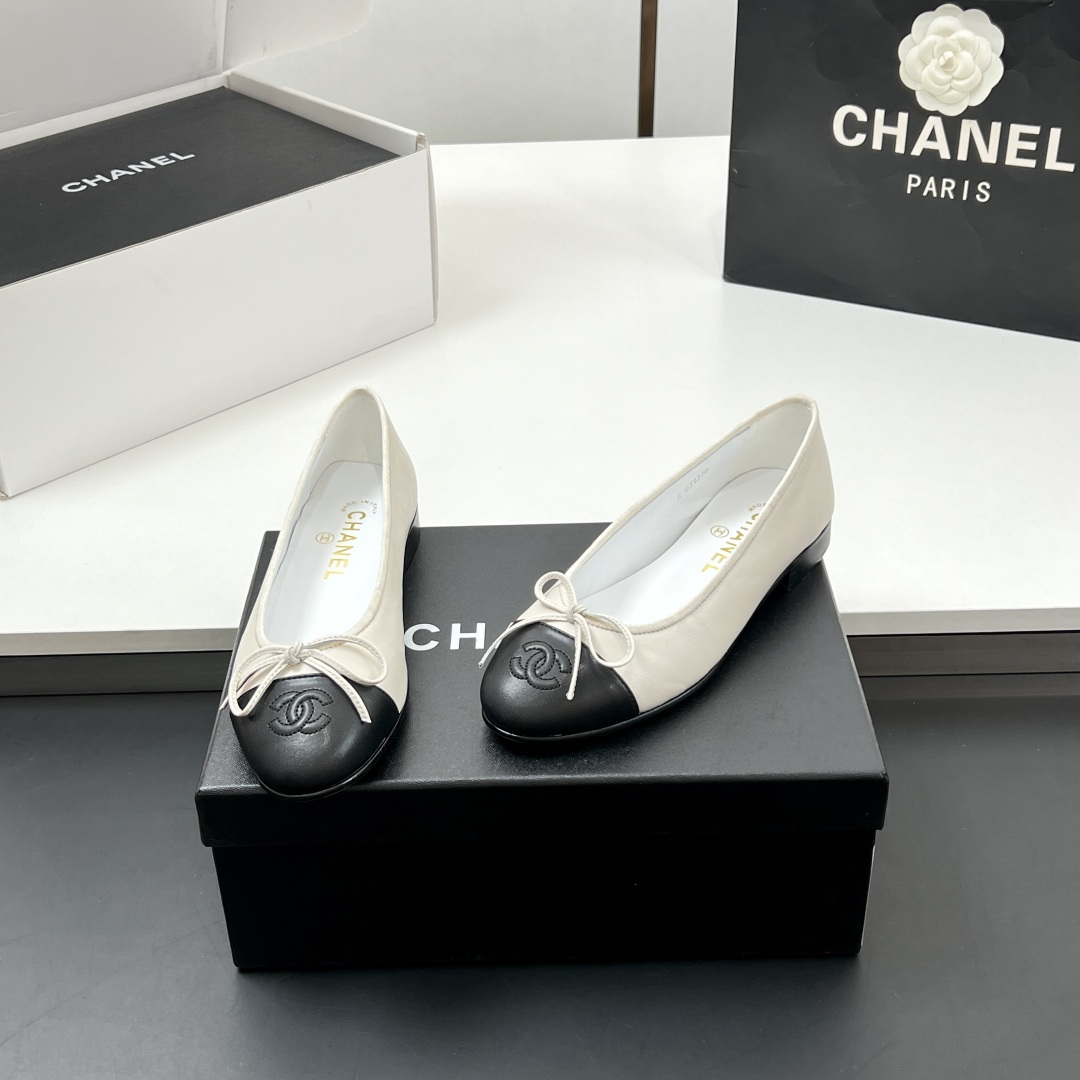 NO:233797,【High version】High version!  Xiaoxiang classic ballet shoes flat color-blocking single shoes Sling-back was released in 1957, and then two-tone design became the classic work of Chane! The two-color design is simple and exquisite, the square toe is generous and elegant, and the toe is visually elongated. The color of the toe creates a color difference. The rear lace-up design is simple and elegant. A pair of classic styles that can be worn for a hundred years is worth entering!! Imported sheepskin upper, imported soft sheepskin inner lining, heel height 2Cm sole, Italian leather outsole, size 35-39 (34, 40-42 custom-made, non-return and exchange) The counter is exquisitely packaged, ballet shoes, chanel, sheepskin, Leather soles19860909【高版本】 高版本！小香经典款芭蕾舞鞋平底拼色单鞋 Sling-back于1957年问世,之后two-tone设计成为chane*经典之作! 双色设计简约精美,方头大方气质,从视觉上拉长腿部线条,鞋头颜色产生了色差感,后系带设计简洁优雅,一双能穿百年的经典款,值得一入!! 鞋面进口羊皮 内里进口软性羊皮内里 跟高2Cm 鞋底意大利真皮大底 码数35-39（34、40-42定制不退换） 专柜全套精美包装,芭蕾舞鞋,chanel,sheepskin,Leather soles,Women's Shoes