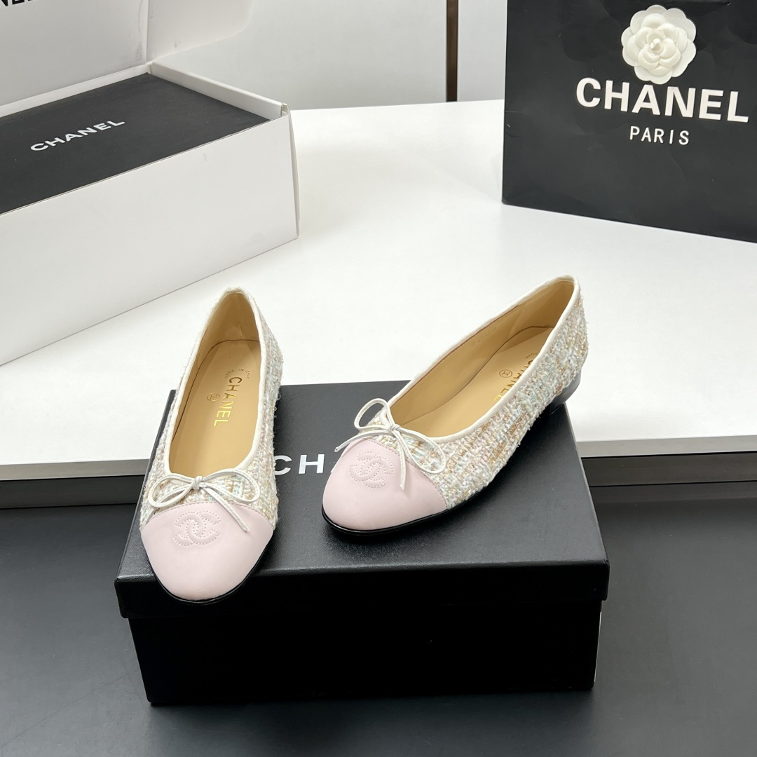 NO:233799,【High version】High version!  Xiaoxiang classic ballet shoes flat color-blocking single shoes Sling-back was released in 1957, and then two-tone design became the classic work of Chane! The two-color design is simple and exquisite, the square toe is generous and elegant, and the toe is visually elongated. The toe color produces a color difference. The rear lace-up design is simple and elegant. A pair of classic styles that can be worn for a hundred years is worth entering!! Imported upper lambskin cloth, inner lining imported soft sheepskin inner heel height 2Cm sole Italian leather outsole, size 35-39 (34, 40-42 custom-made, non-return and exchange) The counter is exquisitely packaged, ballet shoes, chanel, sheepskin, Leather soles19860909【高版本】 高版本！小香经典款芭蕾舞鞋平底拼色单鞋 Sling-back于1957年问世,之后two-tone设计成为chane*经典之作! 双色设计简约精美,方头大方气质,从视觉上拉长腿部线条,鞋头颜色产生了色差感,后系带设计简洁优雅,一双能穿百年的经典款,值得一入!! 鞋面进口羊皮布 内里进口软性羊皮内里 跟高2Cm 鞋底意大利真皮大底 码数35-39（34、40-42定制不退换） 专柜全套精美包装,芭蕾舞鞋,chanel,sheepskin,Leather soles,Women's Shoes