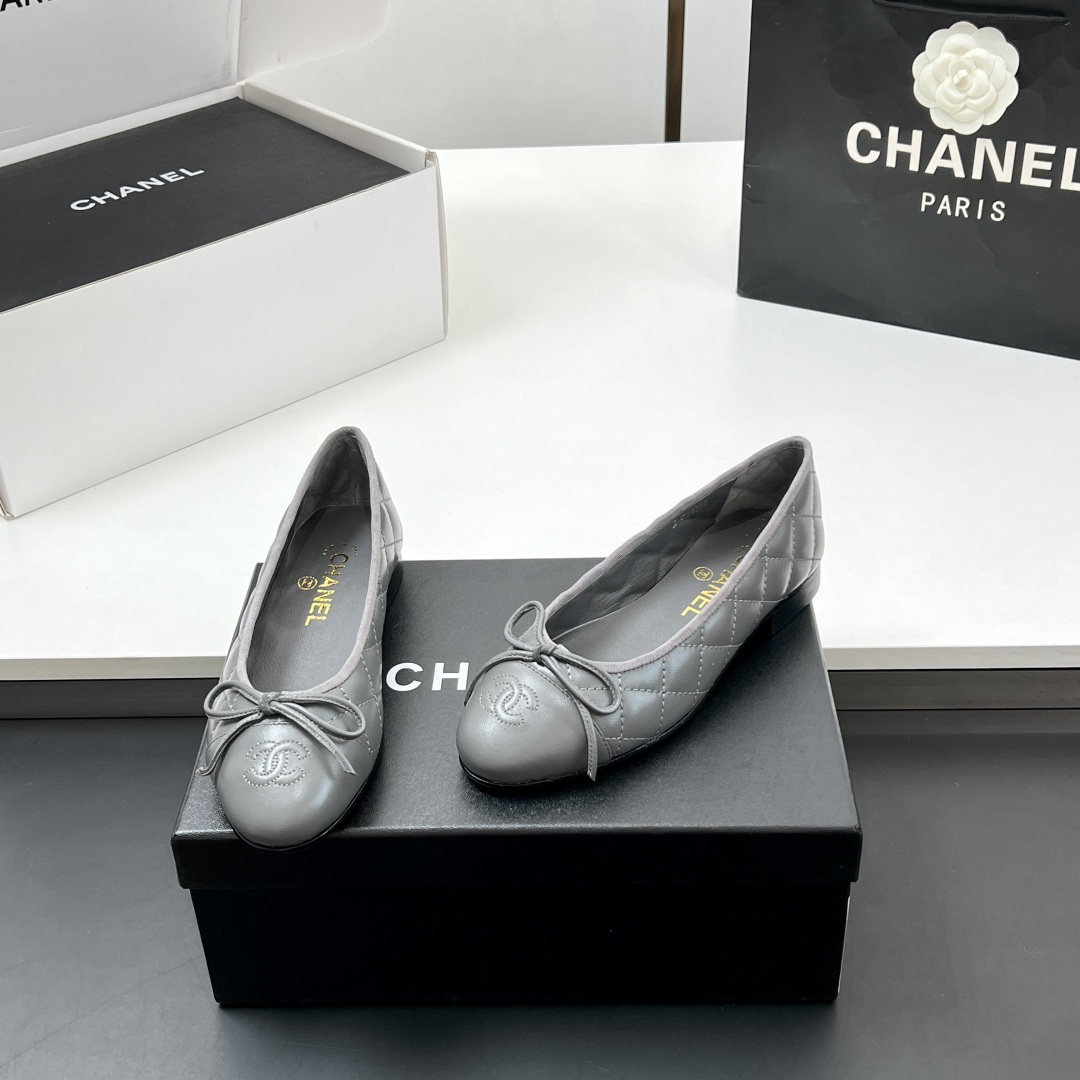 NO:233802,【High version】High version!  Xiaoxiang classic ballet shoes flat color-blocking single shoes Sling-back was released in 1957, and then two-tone design became the classic work of Chane! The two-color design is simple and exquisite, the square toe is generous and elegant, and the toe is visually elongated. The color of the toe creates a color difference. The rear lace-up design is simple and elegant. A pair of classic styles that can be worn for a hundred years is worth entering!! Imported sheepskin upper, imported soft sheepskin inner lining, heel height 2Cm sole, Italian leather outsole, size 35-39 (34, 40-42 custom-made, non-return and exchange) The counter is exquisitely packaged, ballet shoes, chanel, sheepskin, Leather soles19860909【高版本】 高版本！小香经典款芭蕾舞鞋平底拼色单鞋 Sling-back于1957年问世,之后two-tone设计成为chane*经典之作! 双色设计简约精美,方头大方气质,从视觉上拉长腿部线条,鞋头颜色产生了色差感,后系带设计简洁优雅,一双能穿百年的经典款,值得一入!! 鞋面进口羊皮 内里进口软性羊皮内里 跟高2Cm 鞋底意大利真皮大底 码数35-39（34、40-42定制不退换） 专柜全套精美包装,芭蕾舞鞋,chanel,sheepskin,Leather soles,Women's Shoes