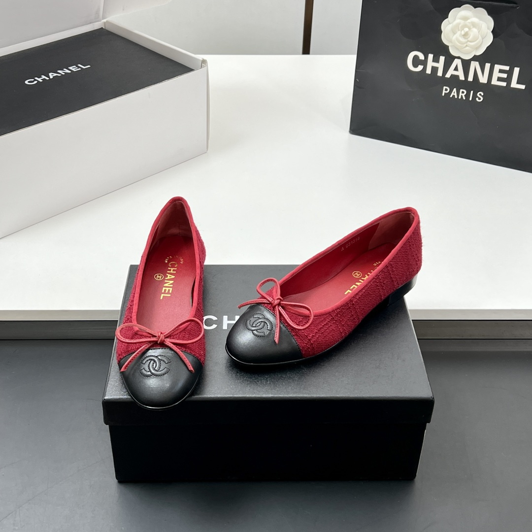 NO:233805,【High version】High version!  Xiaoxiang classic ballet shoes flat color-blocking single shoes Sling-back was released in 1957, and then two-tone design became the classic work of Chane! The two-color design is simple and exquisite, the square toe is generous and elegant, and the toe is visually elongated. The toe color produces a color difference. The rear lace-up design is simple and elegant. A pair of classic styles that can be worn for a hundred years is worth entering!! Imported upper lambskin cloth, inner lining imported soft sheepskin inner heel height 2Cm sole Italian leather outsole, size 35-39 (34, 40-42 custom-made, non-return and exchange) The counter is exquisitely packaged, ballet shoes, chanel, sheepskin, Leather soles19860909【高版本】 高版本！小香经典款芭蕾舞鞋平底拼色单鞋 Sling-back于1957年问世,之后two-tone设计成为chane*经典之作! 双色设计简约精美,方头大方气质,从视觉上拉长腿部线条,鞋头颜色产生了色差感,后系带设计简洁优雅,一双能穿百年的经典款,值得一入!! 鞋面进口羊皮布 内里进口软性羊皮内里 跟高2Cm 鞋底意大利真皮大底 码数35-39（34、40-42定制不退换） 专柜全套精美包装,芭蕾舞鞋,chanel,sheepskin,Leather soles,Women's Shoes