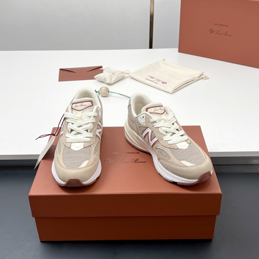 NO:232616,[Top version] Couple model Loro Piana x NewBalance Couple model LP x NB 990v6 series Couple model Retro casual sneakers Original purchase and development Made with a century-old history, the top Italian luxury brand Loro Piana has joined hands with New Balance to create 990v6 co-branded shoes. This new product, Loro Piana injects new inspiration into the classic 990 series. High-quality leather, Loro Piana Pecora Nera wool, and color matching, exquisite handicrafts and other precise details, without exception, reflects the common pursuit of inheritance, innovation and excellent quality of these two classic brands. Slack and elegant, perhaps this pair of Loro Piana x NewBalance  The exquisiteness of 990v6, exquisite packaging for delivery counter Fabric: Original custom-made top layer cowhide   mesh Inner: Original custom-made breathable mesh Outsole: Original mold opening ultra-light foam   rubber material Sole thickness: 4.5CM Size: Women's model 35-40 / Men's model 39-45, casual shoes/sports shoes, loro piano, loro piano, sneakers, cowhide19860909【顶级版本】 情侣款 Loro Piana x NewBalance 联名款LP x NB 990v6系列情侣款 复古 休闲 运动鞋 原版购入开发 做货 拥有百年历史,意大利顶级奢侈品牌—LoroPiana,携手New Balance打造990v6联名鞋款.此番新品,Loro Piana为经典990系列注入全新灵感.高品质皮革、源自新西兰特有的 Loro PianaPecora Nera羊毛,以及色彩搭配、精致手工艺等恰到好处的细节处理,无一例外体现了这两个经典品牌对传承、创新和卓越品质的共同追求.松弛且优雅,或许是这双Loro Piana x NewBalance 990v6的精妙所在 配送专柜精美包装 面料: 原版定制头层牛皮 网面 内里: 原版定制透气网里 大底: 原版开模超轻发泡 橡胶材质 底厚: 4.5CM Size: 女款35-40 / 男款39-45,休闲鞋/运动鞋,loro piana,loro piana,sneakers,cowhide,Women's Shoes