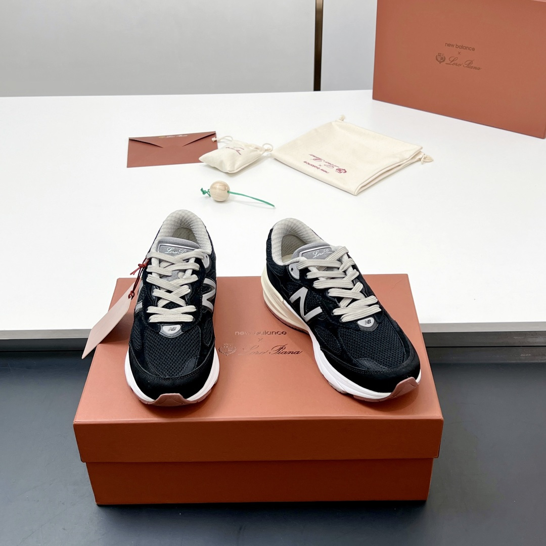 NO:232620,[Top version] Couple model Loro Piana x NewBalance Couple model LP x NB 990v6 series Couple model Retro casual sneakers Original purchase and development Made with a century-old history, the top Italian luxury brand Loro Piana has joined hands with New Balance to create 990v6 co-branded shoes. This new product, Loro Piana injects new inspiration into the classic 990 series. High-quality leather, Loro Piana Pecora Nera wool, and color matching, exquisite handicrafts and other precise details, without exception, reflects the common pursuit of inheritance, innovation and excellent quality of these two classic brands. Slack and elegant, perhaps this pair of Loro Piana x NewBalance  The exquisiteness of 990v6, exquisite packaging for delivery counter Fabric: Original custom-made top layer cowhide   mesh Inner: Original custom-made breathable mesh Outsole: Original mold opening ultra-light foam   rubber material Sole thickness: 4.5CM Size: Women's model 35-40 / Men's model 39-45, casual shoes/sports shoes, loro piano, loro piano, sneakers, cowhide19860909【顶级版本】 情侣款 Loro Piana x NewBalance 联名款LP x NB 990v6系列情侣款 复古 休闲 运动鞋 原版购入开发 做货 拥有百年历史,意大利顶级奢侈品牌—LoroPiana,携手New Balance打造990v6联名鞋款.此番新品,Loro Piana为经典990系列注入全新灵感.高品质皮革、源自新西兰特有的 Loro PianaPecora Nera羊毛,以及色彩搭配、精致手工艺等恰到好处的细节处理,无一例外体现了这两个经典品牌对传承、创新和卓越品质的共同追求.松弛且优雅,或许是这双Loro Piana x NewBalance 990v6的精妙所在 配送专柜精美包装 面料: 原版定制头层牛皮 网面 内里: 原版定制透气网里 大底: 原版开模超轻发泡 橡胶材质 底厚: 4.5CM Size: 女款35-40 / 男款39-45,休闲鞋/运动鞋,loro piana,loro piana,sneakers,cowhide,Women's Shoes