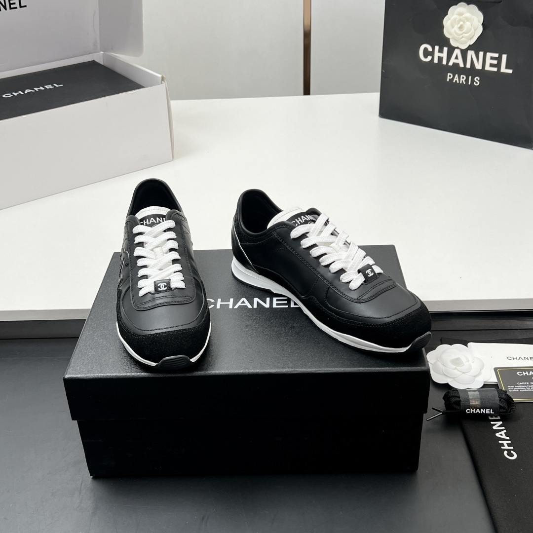 NO:232662,【Top version】 Correct version, top quality!  CHANEL 25p spring and summer new sports shoes are available on the official website. The counter is out of stock. Major bloggers are socially recommended. This season's new style is simply closed. The feet are so beautiful, lively and beautiful. The casual casual sports style is cool and natural. It interprets Chanel's fashionable femininity. The overall customization makes all sports models on the market at that time become outdated. This series is now available for sale!  Real photos of my home details (original purchase and development, 1:1 correct version for making goods, and leather with edges!) Pay attention to distinguishing the market's ordinary version (the style and material can be seen in the comparison details) Upper Original custom imported lychee pattern calfskin custom calfskin Inner Original one-to-one professional custom lambskin outsole Original custom mold opening TPU combination sole Original full set of mold opening (not universal for the market) Women's size 35-39 (40 custom made) Delivery counter exquisite packaging, casual shoes/sports shoes, chanel, chanel, sneakers, cowhide, sheepskin19860909【顶级版本】 正确版本,顶级品质！CHANEL 25p春夏新款运动鞋 官网同步上 专柜断货王 各大博主社交日推款,这季新款简直闭眼入,上脚秀气灵动狂好看,率性的休闲运动风,飒爽又自然,演绎香奈儿的时髦女性气质,整体定制令当时市面上的所有运动款变得过时,本系列现已登陆发售！ 认准我家细节实拍（原版购入开发、1:1 做货的正确版、包边也真皮哦！）注意区分市场普通版（版型和材质可以看对比细节） 鞋面 原版定制进口荔枝纹小牛皮定制小牛皮 内里 原版一比一专业定制小羊皮 大底 原版定制开模TPU组合大底 原版全套开模 (非市场通用) 女码35-39(40定做) 配送专柜精美包装,休闲鞋/运动鞋,chanel,chanel,sneakers,cowhide,sheepskin,Women's Shoes