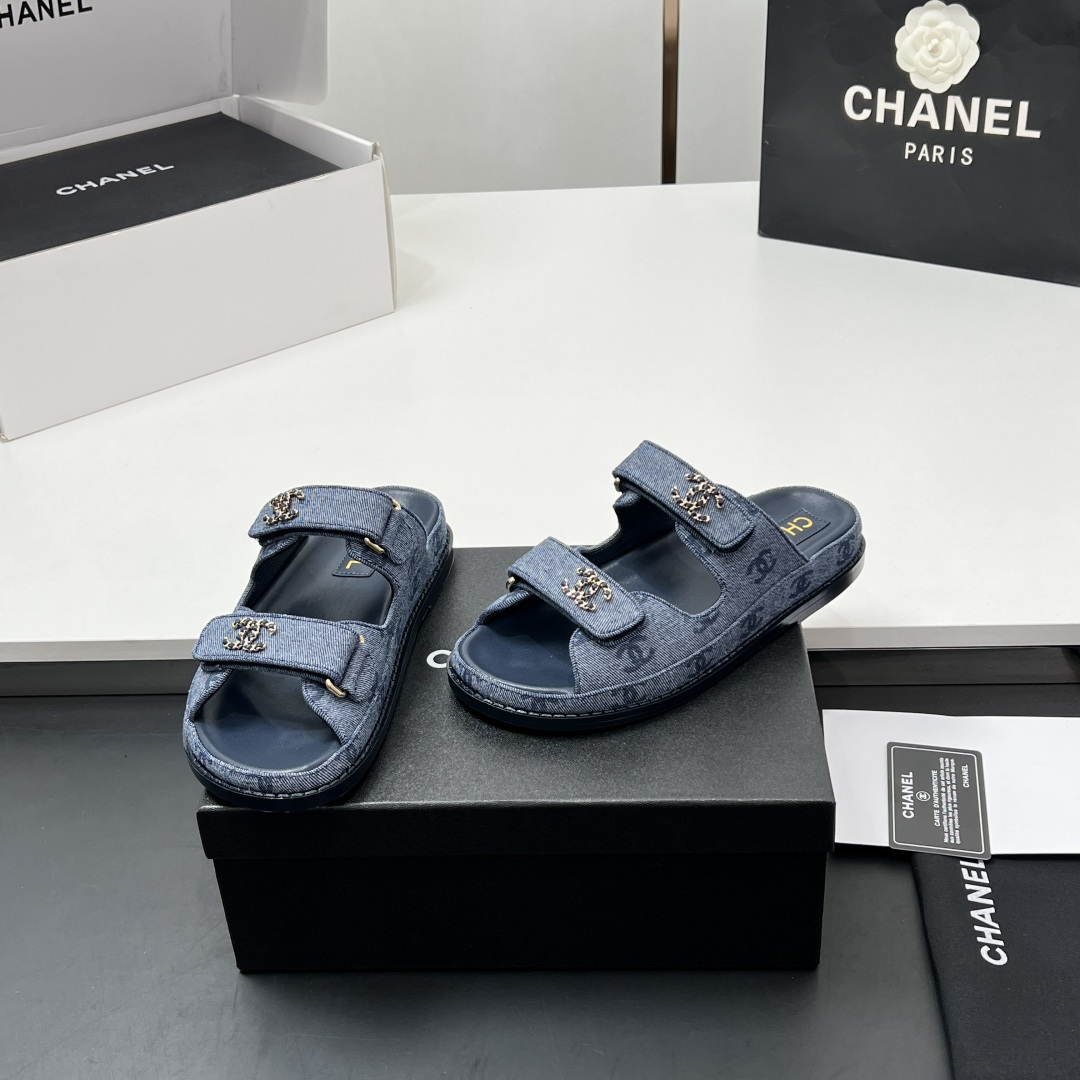 NO:386595,[Rubber sole version] Real leather sole 2025ss Xiaoxiang CHANEL Counter mainly promotes Velcro beach sandals new color series, which is very beautiful!  Many celebrities are popular with each other, a versatile series that domestic and foreign bloggers have been popular. It is a must-have sandal for spring and summer wardrobe matching. The first choice for sandals. Velcro sandals that must be purchased this year are the simplest and most expensive versatile versatile artifact!  Super attractive!  The latest materials and design elements will be launched every quarter~ Velcro is easy to put on and take off at will, and the fabric is customized with original material upper, the texture is really good, and the foot binding feel is comfortable on the feet. The exquisite and fragrant logo hardware buckle is available in the mold!  Classic is not easy to get out of style!  Imported lambskin inside, thickened Italian leather sole!  size:35-39 (40, 41, 42 custom made without return) Give the latest counter and the latest exquisite packaging, slippers and sandals, chanel, chanel, sandals, slippers, sheepskin, Leather soles19860909【橡胶底版本】 真皮底 2025ss 小香 CHANEL香奈儿专柜主推魔术贴沙滩凉鞋新色系列上新 美爆了！众多明星网红上脚,国内外博主刷爆的一个百搭系列,春夏衣橱搭配必备 凉鞋首选. 今年必须入手的魔术贴凉鞋,这款是最简单而且最贵的万能百搭神器！超级耐看哟！ 每一季度都会推出最新材质和设计元素～魔术贴轻松随意穿脱 面料订制原版材质鞋面,质感真的很好,上脚有舒适的裹脚感. 开模精致小香的logo五金扣！经典又不容易过时！ 内里进口小羊皮 加厚意大利真皮大底！ size:35-39（40,41,42订做不退换） 送最新专柜最新精美包装,拖鞋凉鞋,chanel,chanel,sandals,slippers,sheepskin,Leather soles,Women's Shoes