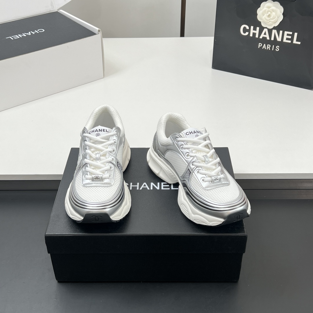 NO:232639,【Latest Model】Top Quality!  Overseas version!  Chanel CHANEL 25sshuo wide-style dad shoes series sneakers. Major bloggers social daily promotions. I'm sure my details are real shots. This new model is so close to my eyes. It looks crazy and beautiful. It is casual and sporty. It is cool and natural. It interprets Chanel's fashionable feminine temperament. Overall customization makes all sports models on the market at that time obsolete. This series is now available for sale~ The upper is imported cowhide. The original mold-opening TPU combination sole. Size35-40 (40 and 41 custom-made, no return or exchange) The delivery counter is exquisitely packaged, dad shoes, chanel, chanel, sneakers, cowhide19860909【最新款】 顶级品质！海外版！香奈儿 CHANEL 25sshuo阔型老爹鞋系列运动鞋 各大博主社交日推款 认准我家细节实拍 这季新款简直闭眼入,上脚狂好看,率性的休闲运动风,飒爽又自然,演绎香奈儿的时髦女性气质 整体定制令当时市面上的所有运动款变得过时,本系列现已登陆发售～ 鞋面原版进口牛皮 大底原版开模TPU组合大底 Size35-40（40、41定做不退换) 配送专柜精美包装,老爹鞋,chanel,chanel,sneakers,cowhide,Women's Shoes