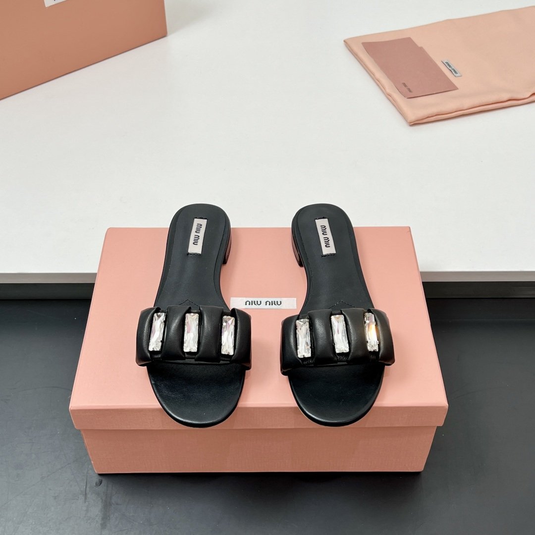 NO:232633,【】 Correct and higher version!  miumiu: New spring and summer diamond-inlaid flip-flops, Meow Meow Girl, which can be sweet and salty. The simple design upper adds a lot of girlish heart to this sandals. The original version is developed 1:1, major stars. The favorite model of Internet celebrities, a must-have for skin-friendly and soft summer. The upper surface is diamond-inlaid and luxurious, and the fabric is completely suitable for the soft little sheepskin!  Imported leather sole from Italy!  Heel height 1cm, size 35-41 (40 41 custom made, no return or exchange), slippers, miumiu, slippers, sheepskin, Leather soles19860909【】 正确高版本！ miumiu:春夏新款镶钻一字拖鞋 可甜可盐的喵喵女孩 简约设计的鞋面给这款凉拖增添不少少女心. 原版1:1开发,各大明星 网红的热爱款,亲肤柔软夏季必备款 鞋面外表镶钻贵气感十足面料完全对版的柔软小绵羊皮！ 意大利进口真皮大底！ 跟高1cm 码数35-41（40 41 定做不退不换）,拖鞋,miumiu,slippers,sheepskin,Leather soles,Women's Shoes