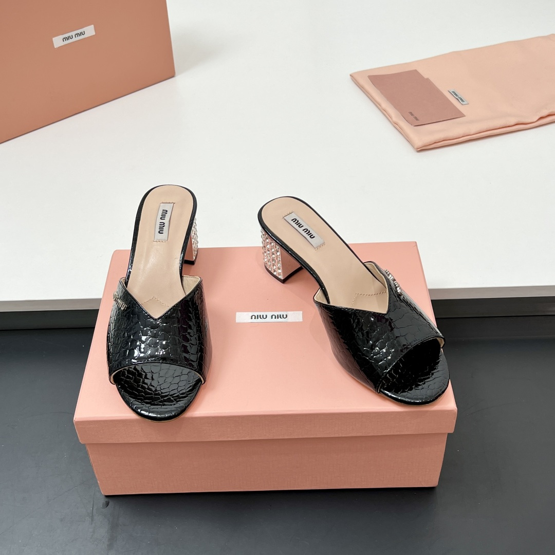 NO:232658,【】 Correct and higher version!  Miu Home 25 spring and summer new quality fish mouth thick heel drag, temperamental little woman style, heel plate inlaid with rhinestones, flashing new heights of complexity, shoe face version diamond patent leather inner foot pad small sheepskin imported leather sole heel height 5.5cm size 35-39 (customized for 40.41), slippers, miumiu, slippers, sheepskin, Leather soles19860909【】 正确高版本！miu家25春夏新品质鱼嘴粗跟拖,气质小女人风,鞋跟盘镶嵌水钻,闪出新高度繁 鞋面对版菱格漆皮 内里垫脚小绵羊皮进口真皮大底 跟高5.5cm 码数35-39（40.41定做）,拖鞋,miumiu,slippers,sheepskin,Leather soles,Women's Shoes