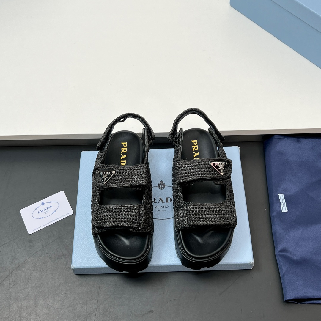 NO:226856,[Mainly recommended] Prada's latest style of tooth knitted thick sole triangle buckle, the latest environmentally friendly PP material of slippers, fully handmade crochet, same as knitted sweater, slow work and fine work. Retro and fashionable thick sole paired with rubber upper, making the whole pair of shoes light and comfortable. Bright colors satisfy a variety of choices for fashionable people in different styles!  The iconic metal triangle logo is matched with the ancient beach slippers, and every design element is on the trendy point!  Size 35-40, sandals, prada, prada, sandals, slippers, sweaters19860909【主推款】 prada普拉达最新款齿牙编织厚底三角扣 拖鞋最新环保PP材质 全手工钩针 跟织毛衣一样 慢工细活 复古时髦厚底鞋底搭配橡胶鞋面,让整双鞋轻便舒适 鲜艳色彩 满足不同风格时髦人士的多种选择！ 标志性金属三角标搭配古沙滩拖鞋造型,每一个设计元素都踩在时髦点上！ 码数35-40,凉鞋,prada,prada,sandals,slippers,sweaters,Women's Shoes