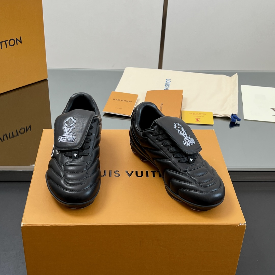 NO:232626,【】 Correct and higher version! L Home Louis Vuitton's latest Footprint series couple football sneakers Original purchase and development Made this Footprint Soccer sneakers were unveiled at the 2025 Spring and Summer Fashion Show. It is the first sneaker designed by Pharrell Williams with football shoes inspired by football shoes. The shoes are inspired by football sports across generations and culture, echoing the theme of unity and participation of the 2025 Spring and Summer Fashion Show. The shoes are known for their smooth design, with dynamic IV Initials logo on the sides, and the tongue is embellished with the Lvers Unite* badge inspired by the football team, and the sole of the footprint rubber sole is decorated with a variety of Louis Vuitton logos. The delivery counter is exquisitely packaged. Fabric: original imported cowhide, the inner lining is original customized soft sheepskin lining Original open-mode two-color TPU combination sole, bottom thickness 3.5CM Size: Women's 35-40 (41 custom made) Men's 39-44 (45 custom made), casual shoes/sports shoes, louis vuitton, louis vuitton, versace, louis vuitton, sneakers, cowhide, sheepskin19860909【】 正确高版本！L家 路易威登最新Footprint系列 情侣款足球运动鞋 原版购入开发 做货 这款 Footprint Soccer 运动鞋于2025春夏系列时装展中亮相,是Pharrell Williams 首次以足球鞋为灵感设计的运动鞋.鞋款的灵感来自跨越世代和文化的足球运动,呼应2025春夏系列时装展团结一致、全民参与的主题.鞋款以流丽的设计著称,侧面以富动感的IV Initials标志点缀,鞋舌缀有灵感来自足球队伍的Lvers Unite*徽章,而脚掌纹橡胶鞋底饰有多款路易威登标志 配送专柜精美包装 面料:原版进口头层牛皮 内里原版定制柔软羊皮里 鞋底原版开模双色TPU组合底 底厚3.5CM Size:女款35-40（41定做）  男款39-44（45定做）,休闲鞋/运动鞋,louis vuitton,louis vuitton,versace,louis vuitton,sneakers,cowhide,sheepskin,Women's Shoes