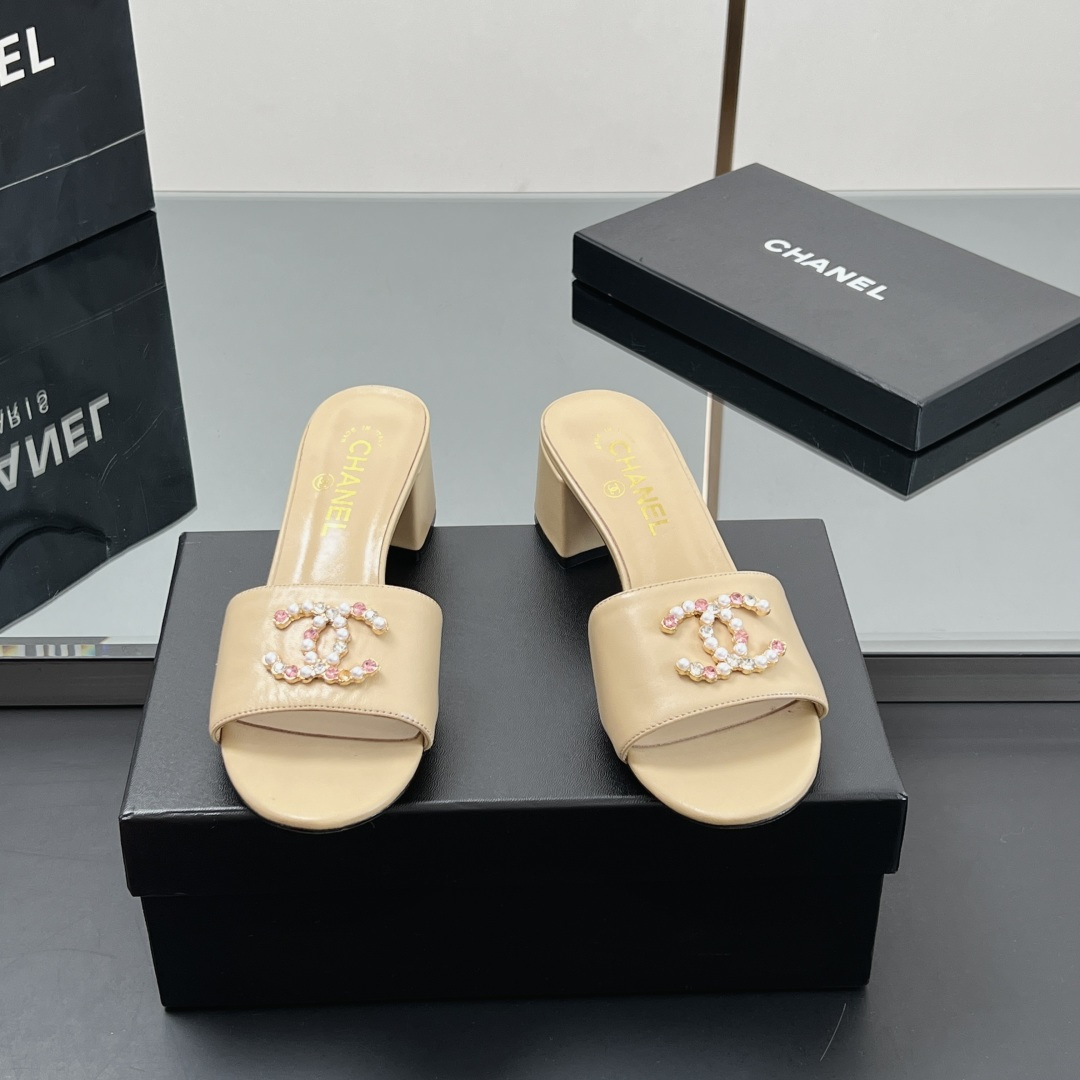 NO:232675,[Factory Out] Chanel Chanel Sandals and Slippers The 2025 spring and summer series is very popular, and this season's Xiangjia small hit!  I really love it at first sight. The classic double C-buckle of pearl rhinestones is perfectly matched. It is really unique and is the biggest highlight of this shoe. It is eye-catching but not exaggerated. It is super cool everyday. It is super versatile no matter whether it is paired with pants or skirts. It looks good no matter how you wear it. The more you look at it, the more you like it! Imported sheepskin upper, mixed-bred sheepskin inner, outsole Italian leather outsole Size35-39 (40, 41, 42 customized, no return or exchange), slippers, chanel, chanel, chanel, slippers, skirts, sheepskin, Leather soles19860909【厂出】 chanel 香奈儿 凉拖鞋 拖鞋 2025春夏系列火爆上新,这一季香家小爆款！ 真的一眼爱了,珍珠水钻的经典双C扣完美搭配 真的超级有个性,是这款鞋子最大的亮点,醒目而不浮夸的设计,超日常超酷, 无论搭配裤子或裙子都超级百搭,怎么穿都好看,越看越喜欢! 鞋面进口羊皮 内里混种羊皮  大底意大利真皮大底 Size35-39（40 、41、42订做不退换）,拖鞋,chanel,chanel,chanel,slippers,skirts,sheepskin,Leather soles,Women's Shoes