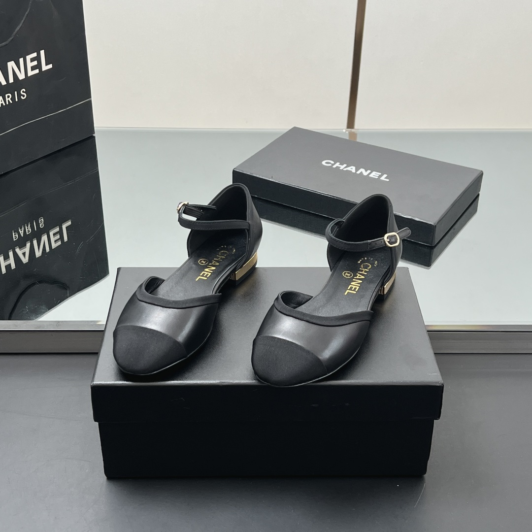 NO:232673,【】 Top quality!  Chanel Xiaoxiang 25C early spring new product, heeled round-toed sandals, lace-up shoes, Grandma Xiang’s usual elegant and famous temperament, full of high-end feel, very nice to wear~ French style, so beautiful that it is so beautiful!  This is what the elegant and romantic fairy should be like! The minimalist color scheme is deeply rooted in people's hearts~ It fits well with skirts or casual clothes! Whether it is barefoot or dressed with skirts or pants, it is very versatile!  Invincible beauty!  Special fairy, I'm sure the details of my home. The fabric is shiny lambskin. The inner foot pads are all silk lambskin. The bottom of the Italian imported cowhide is large. The heel height is 4.5cm. size35-39 (customized on 40/41). It is equipped with genuine packaging for the counter, Mary Jane, Chanel, sandals, mary jane, skirts, cowhide, sheepskin.19860909【】 顶级品质！Chanel 小香25C早春新品、包跟圆头凉鞋 后系带单鞋 香奶奶家一贯的优雅名媛气质 高级感十足 上脚非常nice～ 法式风情 真是美到心尖尖上啦！ 优雅又浪漫的仙女应该就是这样吧! 极简的配色深入人心~ 无论搭配裙装还是休闲着装都很契合哈! 不管光脚穿或搭配裙装、裤装、 都非常百搭！无敌美！特别仙 认准我家细节实拍 面料亮面小羊皮 内里垫脚均为丝绸羊皮 大底意大利进口牛皮大底 跟高4.5cm size35-39（40/41定制） 配专柜正品包装,玛丽珍,chanel,sandals,mary jane,skirts,cowhide,sheepskin,Women's Shoes