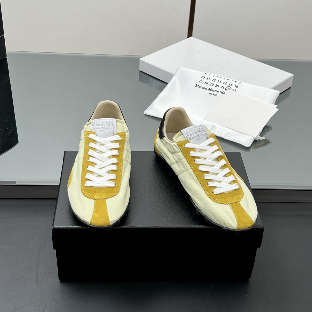 NO:232642,[Mainly recommended model] Female; Male 40 Couple model High-end version!  MaisonMargiel* MM6 MaisonMargiel latest German training casual shoes white shoes sneakers. The genius designer brand, a light luxury brand, is very versatile and comfortable to the feet. This German training shoe continues the classic T-shaped genuine leather splicing design. The thin sole has a new outline of the sprinters made of old-fashioned nylon and retro-treated suede, inspired by retro. Through the craftsmanship of old, stitching, splicing, etc., it gives the item a new life and beauty. The tongue has a classic digital logo, paired with an anti-slip splicing sole, and the tail is decorated with an iconic white stitching logo, full of craftsmanship. At the same time, it maintains good breathability and comfort and texture parallelism, so as to easily control any matching for all seasons. Fabric matte cowhide/original fabric inner sheepskin women's model 35-39 (41 custom-made without return or replacement)  Men's 39-44 (45 custom made without return or replacement), casual shoes/sports shoes, masion margiela, masion margiela, sneakers, cowhide, sheepskin, chamois leather19860909【主推款】女；男40 情侣款 高版本！MaisonMargiel* MM6马吉拉最新德训休闲鞋小白鞋运动鞋 鬼才设计师品牌,一个轻奢品牌上脚很百搭哦,也很随脚舒适,这一款德国训练鞋延续了经典的T形真皮拼接设计.薄底 新款sprinters轮廓采用做旧感尼龙与复古处理麂皮制成,灵感来源于复古.通过做旧、缝线、拼接等工艺,赋予单品新的生命和美感.舌有经典的数字标志,搭配有防滑的钉状鞋底,鞋尾饰有标志性的白色缝线logo,充满工艺感.又同时保持不错的透气性能舒适与质感并行,轻松驾驭四季穿着任何搭配. 面料磨砂牛皮/原版布料 内里羊皮 女款35-39（41定做不退不换） 男款39-44（45定做不退不换）,休闲鞋/运动鞋,masion margiela,masion margiela,sneakers,cowhide,sheepskin,chamois leather,Women's Shoes
