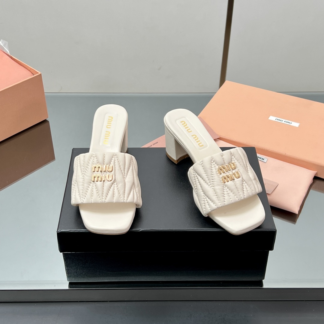 NO:232655,[Correct and higher version] Miumiu 25ss Spring and Summer New High-heeled Lambskin Sandals and Slippers Zp Development Original Disassembly, Equipped Electric Embroidery Hand Grabbing Sheepskin, Snap-Free Selling the Ordinary Version on the Market, Miumiu is really too girly!  The lambskin is super soft and glutinous, and the comfort is super high!  Shoe face version super soft lambskin electric embroidered hand-grabbing pattern sole Italian leather outsole Heel height 5.5cm Size 35-40 (34; 41, 42 customized), slippers, miumiu, sandals, slippers, sheepskin, Leather soles19860909【正确高版本】 Miumiu缪缪25ss春夏新款高跟小羊皮凉鞋拖鞋 Zp开发 原版拆卸 对版电绣手抓纹羊皮 秒杀市面普通版本,miumiu真的太少女啦！小羊皮超级软糯 舒适度超高！ 鞋面对版超软小羊皮电绣手抓纹 鞋底意大利真皮大底 跟高5.5cm 码数35-40（34；41、42定做）,拖鞋,miumiu,sandals,slippers,sheepskin,Leather soles,Women's Shoes