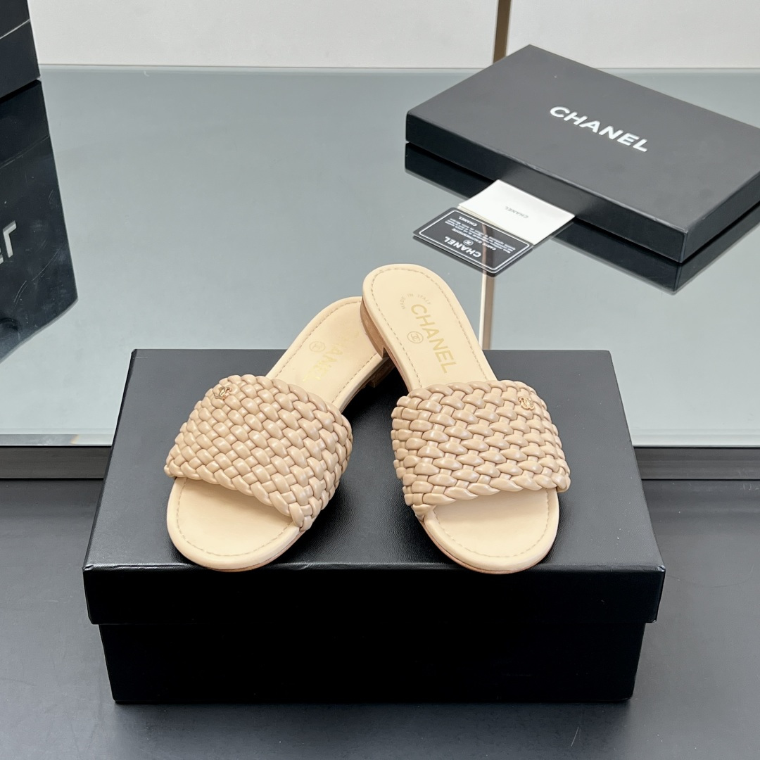 NO:232643,【High version】 Chanel Chanel P spring and summer new woven LOGO slippers sandals full of French romantic style, H is all over the floor, but this model of Xiangjia can make you unique. The original one-to-one mold is created, with the ultimate double C electric embroidery logo upper, upper, inner and sole are all made of original imported leather Upper: Original custom woven upper Outsole: Italian imported cowhide outsole Size 35-39 (40 41 Custom made non-return and exchange) With the original full set of packaging, slippers, chanel, chanel, chanel, sandals, slippers, cowhide19860909【高版本】 Chanel 香奈儿P春夏新款编织LOGO拖鞋凉鞋 满满的法式浪漫风情,话说H拖遍地都是,但香家这款能让你与众不同 原版一比一开模打造,极致双C电绣logo鞋面,鞋面,内里,大底都是采用原版进口皮制作 鞋面: 原版定制编织鞋面 大底:意大利进口牛皮大底 码数35-39(40 41 定做不退换)  配原版全套包装,拖鞋,chanel,chanel,chanel,sandals,slippers,cowhide,Women's Shoes