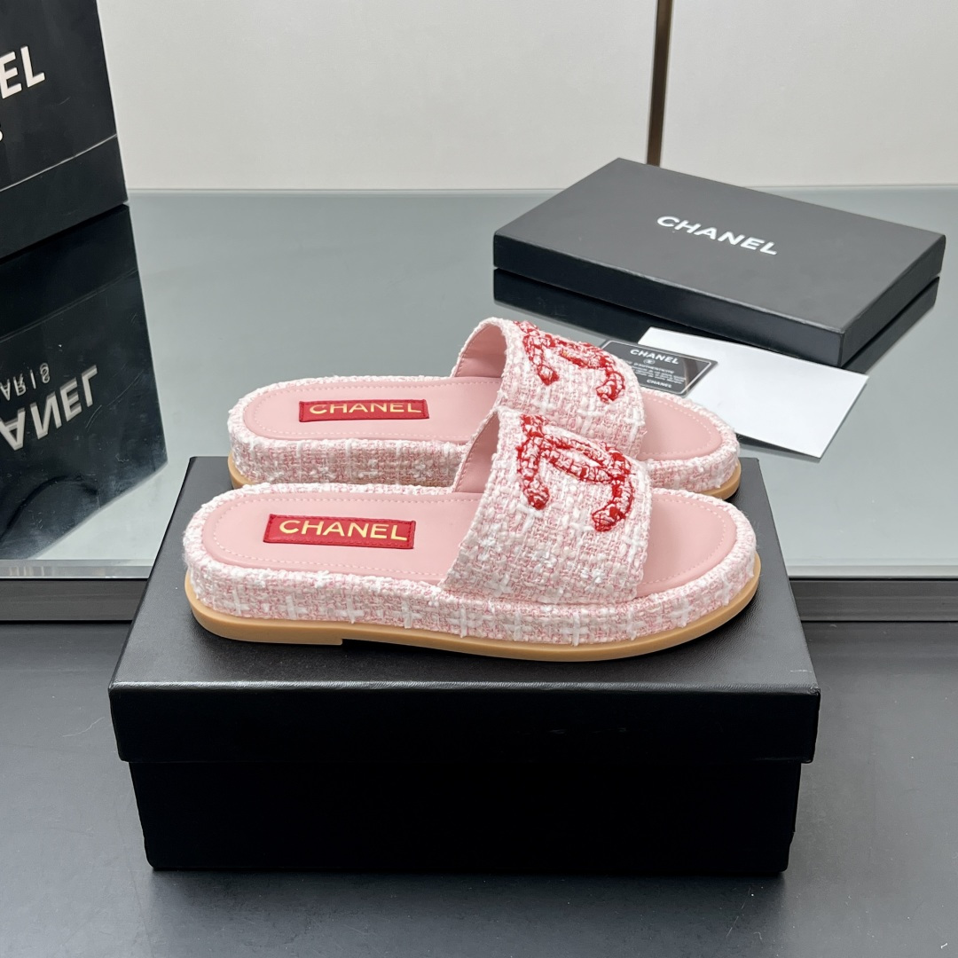 NO:232650,【Factory Out】High Version!  Chanel. Wood grain sandal slippers are a big hit counter, Mier shoes that Xiangjia girls can't resist, just blindly put in the color, super soft lambskin does not have any scratching feet on the feet, and they have practicality and good looks. This season Mier is recommended to be included, and this series is now available for sale!  !  Whoever wears a beautiful pair, any combination is amazing, beauty and comfort coexist, choose it~ Original custom fabric of upper, original custom inner lining, original open mold combination, size 35-39 (customized by 40/41) Original counter packaging, slippers, chanel, chanel, chanel, sandals, slippers, sheepskin19860909【工厂出】 高版本！Chanel 香奈儿.木纹底 凉鞋拖鞋 专柜大爆款,香家女孩无法抗拒的蜜儿鞋,颜色盲入就好,超柔软小羊皮上脚不存在磨脚,实用性颜值都具备了,这季蜜儿拖推荐入,本系列现已登陆发售！！ 谁穿谁美的一双 任意搭配都很绝 美感与舒适度并存 就选它～ 鞋面原版定制面料 内里原版定制内里 大底原版开模组合大底 码数35-39（40/41定做） 专柜原版包装,拖鞋,chanel,chanel,chanel,sandals,slippers,sheepskin,Women's Shoes