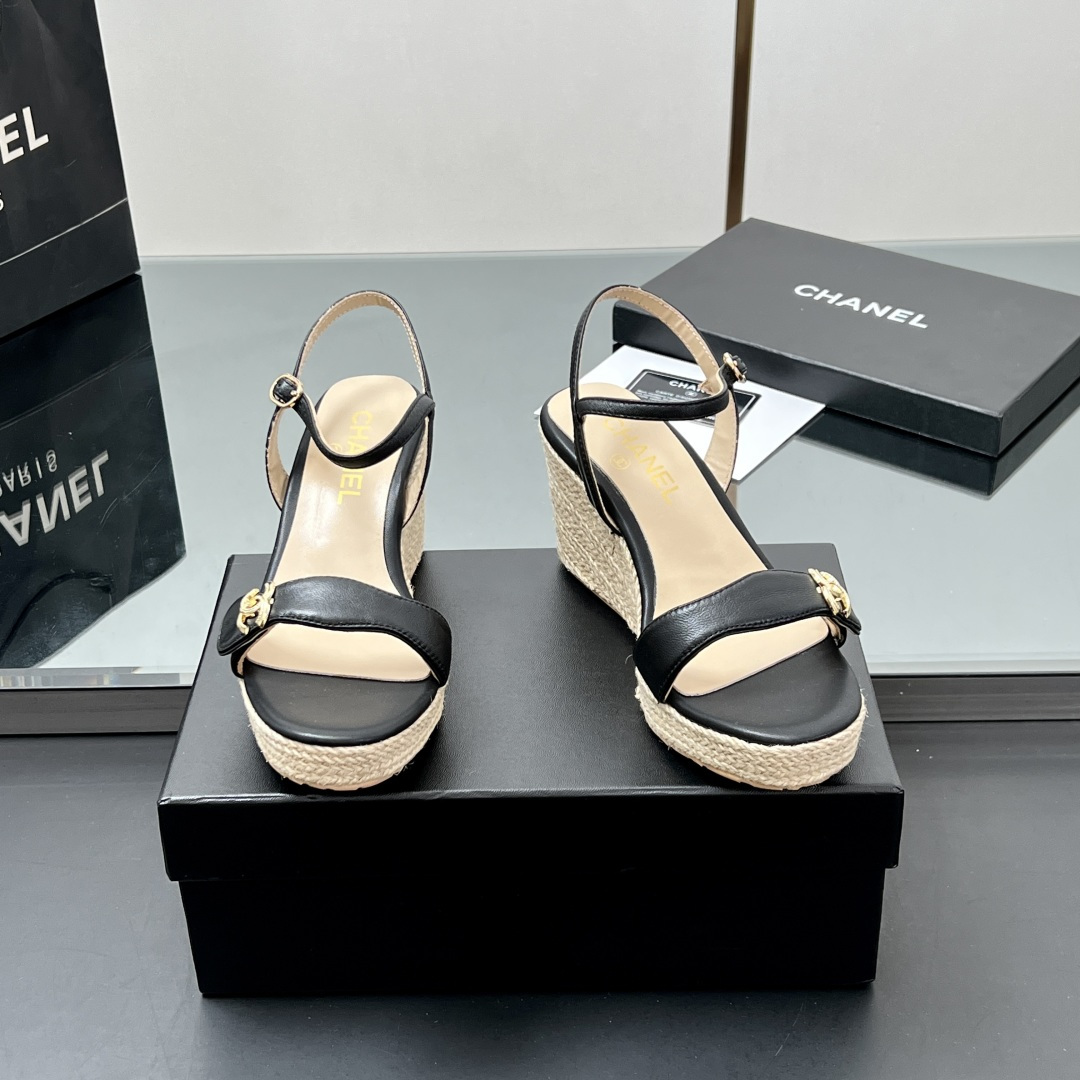 NO:232647,[Top version] Too beautiful Chanel Chanel's new double C-LOGO, heeled rope heels thick-soled high heels, platform sandals, sandals, really beautiful!  Chanel is a summer color, a must-have fairy style. I like these shoes so much. Chanel thick-soled waterproof platform sandals and slippers. Everyone must have a pair of them in summer. Each color is very white~ Make the skin look clearer. You can feel it when you wear these shoes. Classic large pair of C design. The feet feel soft and glutinous, about 9cm heel height. The height is absolutely enhanced. Don’t miss it!  size 35~39 (34.40/41 custom made, no return or replacement), sandals, chanel, chanel, sandals, high heels, slippers19860909【顶级版本】 太美啦Chanel香奈儿新款双C-LOGO,麻绳坡跟厚底高跟鞋 防水台凉拖鞋、凉鞋 真的太美啦吧！ 香奈儿属于夏天的颜色 仙女必备爆款 太喜欢这双鞋了 Chanel厚底防水台凉鞋拖鞋 夏天必须人手一双 每个色系都很显白～ 让皮肤看起来更加清透 穿上这双鞋就能感受到 经典大双C设计 脚感软糯糯,约9cm跟高 增高绝绝子,千万不要错过哦！ size 35~39（34.40/41定做、不退不换）,凉鞋,chanel,chanel,sandals,high heels,slippers,Women's Shoes