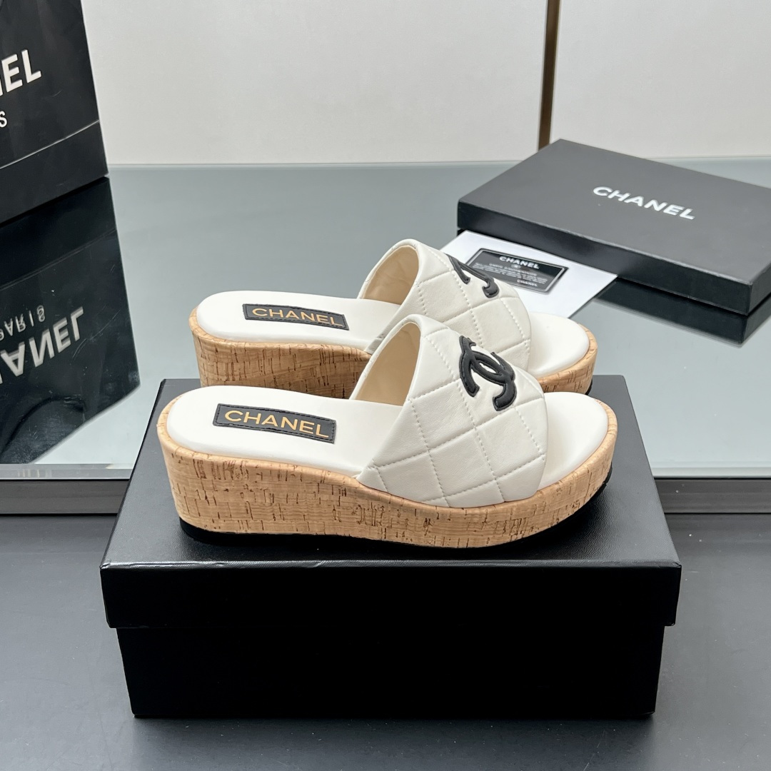 NO:232644,【】 Top quality!  The real shot is so beautiful Chanel's new diamond-shaped electric embroidered thick-soled slippers, heel-mounted platform sandals. It's really beautiful!  Chanel is a summer color, a must-have fairy style. I like this pair of shoes so much. Chanel25P diamond-shaped electric embroidered sponge cake thick-soled heel slippers. Everyone must have a pair in summer. Each color is very white~ Make the skin look clearer. You can feel it when you wear this pair of shoes. Classic large C design. The feet feel soft and glutinous, and the height is absolutely 7 cm high. Don’t miss it!  size 35~39 (40 custom made, no return or replacement), slippers, chanel, chanel, slippers19860909【】 顶级品质！实物拍摄太美啦Chanel新款菱格电绣厚底拖鞋坡跟防水台凉拖鞋 真的太美啦吧！ 香奈儿属于夏天的颜色 仙女必备爆款 太喜欢这双鞋了 Chanel25P 菱格电绣松糕厚底坡跟拖鞋 夏天必须人手一双 每个色系都很显白～ 让皮肤看起来更加清透 穿上这双鞋就能感受到 经典大双C设计 脚感软糯糯,7公分增高绝绝子,千万不要错过哦！ size 35~39（40定做、不退不换）,拖鞋,chanel,chanel,slippers,Women's Shoes