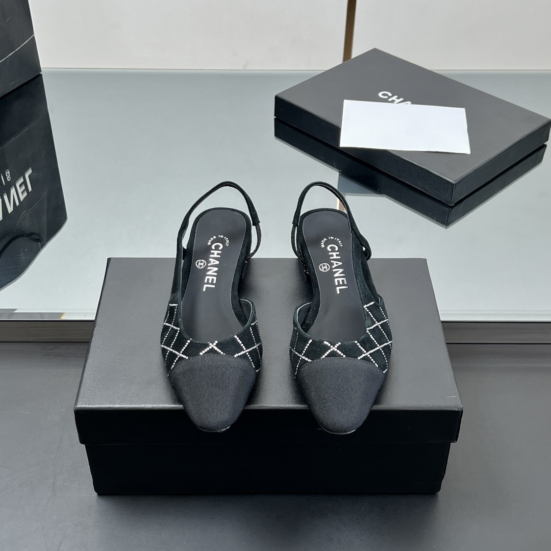 NO:233442,【Mainly recommended style】 Xiaoxiang Slingback classic series spliced ​​thick heel sandals single shoes. Fashionable classic sandals that all stars like. Simple and elegant, retro and intellectual. This pair can decorate your wardrobe all year round. The original counter is purchased and opened with mold, and the details are magnified and compared at will. Material is original customized fabric. Inner footbed sheepskin. Outsole original Italian leather soles. Size35~39 (34, 40, 41, 42 customization, no return or exchange) Heel height is 2.5CM (can be made of 6.5cm, 9cm) The original counter top luxury full set packaging, sandals, sandals, sheepskin, Leather soles19860909【主推款】 小香Slingback经典系列拼接粗跟凉鞋单鞋 全明星都喜欢的时尚经典凉鞋 简洁优雅、复古知性,这一双就能装扮一年四季你的衣橱 专柜原版购入开模,细节随意放大对比 材质原版定制面料 内里垫脚胎羊皮 大底原版意大利真皮大底 Size35～39（34、40、41、42定制不退换） 跟高2.5CM（可以做6.5cm,9cm） 原版专柜顶级豪华全套包装,凉鞋,sandals,sheepskin,Leather soles,Women's Shoes