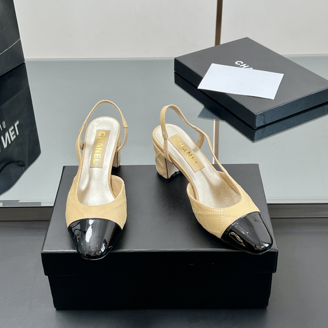 NO:233431,【Mainly recommended style】 Xiaoxiang Slingback classic series spliced ​​thick heel sandals single shoes. Fashionable classic sandals that all stars like. Simple and elegant, retro and intellectual. This pair can decorate your wardrobe all year round. The original counter is purchased and opened with mold, and the details are magnified and compared at will. Material is original customized fabric. Inner footbed sheepskin. Outsole original Italian leather soles. Size35~39 (34, 40, 41, 42 customization, no return or exchange) Heel height 2.5CM, 6.5cm, 9cm. The original counter top luxury full packaging, sandals, sandals, sheepskin, Leather soles19860909【主推款】 小香Slingback经典系列拼接粗跟凉鞋单鞋 全明星都喜欢的时尚经典凉鞋 简洁优雅、复古知性,这一双就能装扮一年四季你的衣橱 专柜原版购入开模,细节随意放大对比 材质原版定制面料 内里垫脚胎羊皮 大底原版意大利真皮大底 Size35～39（34、40、41、42定制不退换） 跟高2.5CM、6.5cm,9cm 原版专柜顶级豪华全套包装,凉鞋,sandals,sheepskin,Leather soles,Women's Shoes